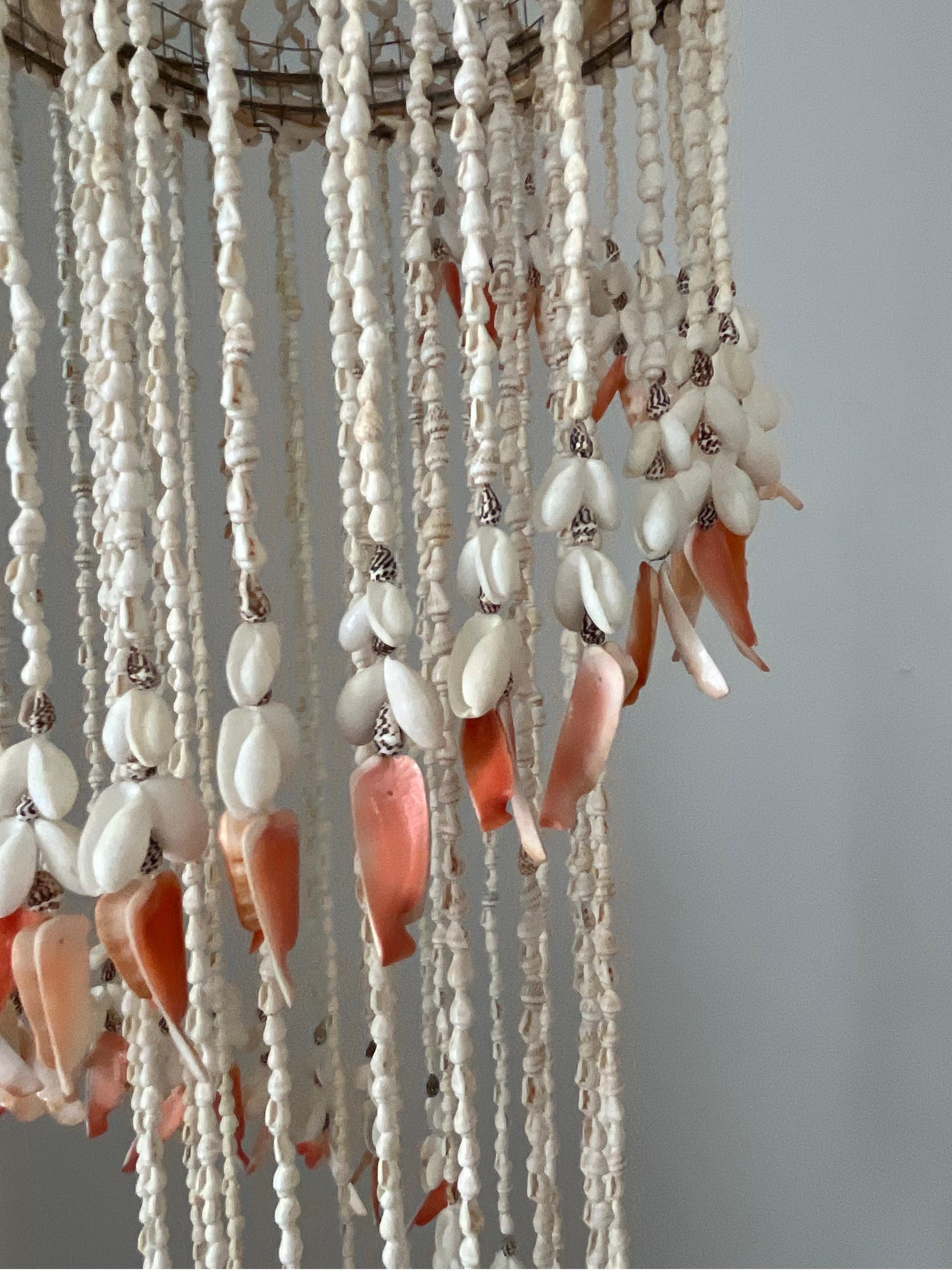 1970/1980er Jahre Großer Kronleuchter mit Muschelketten aus Natur im Angebot 2