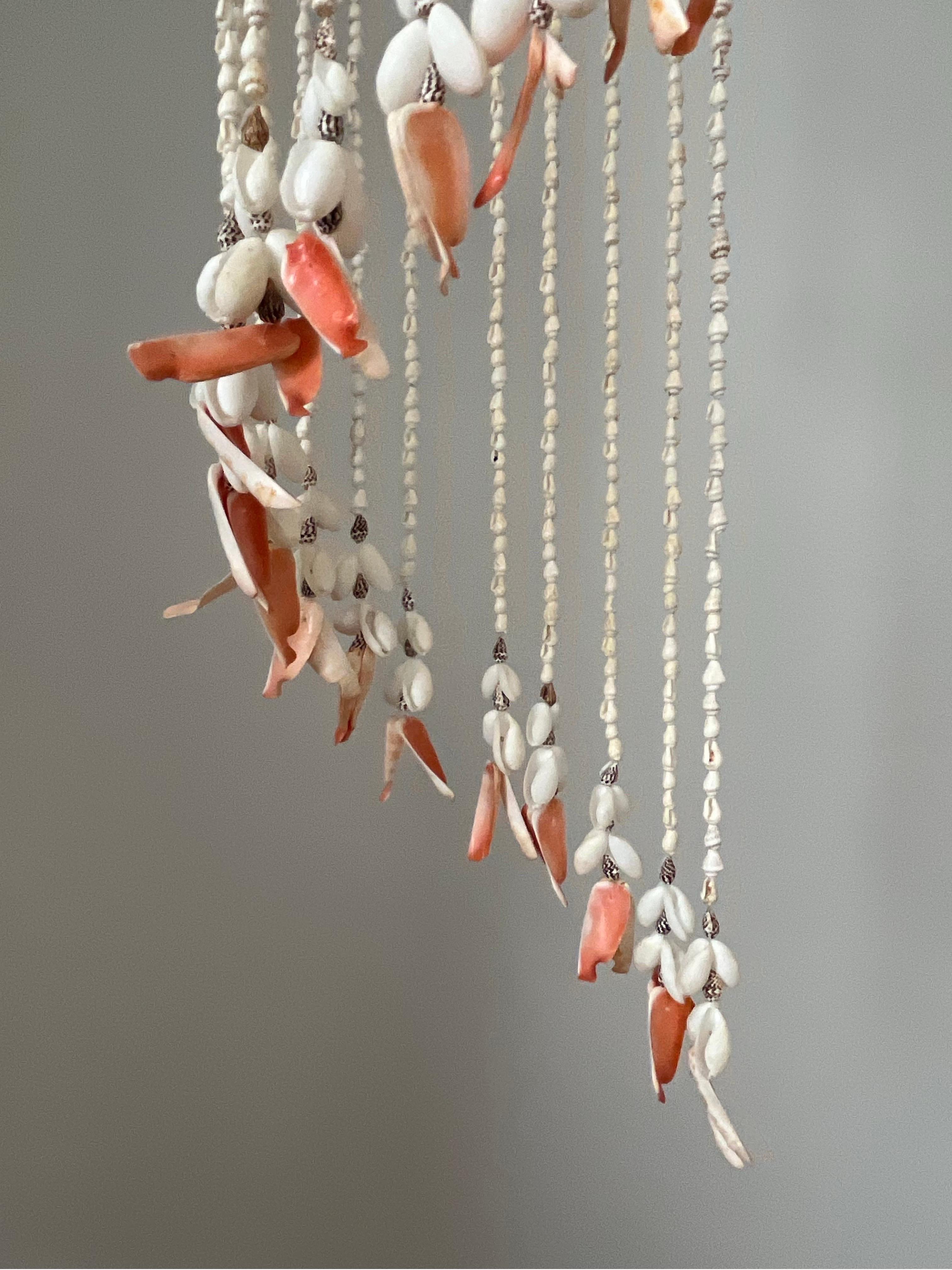 1970/1980er Jahre Großer Kronleuchter mit Muschelketten aus Natur im Angebot 3
