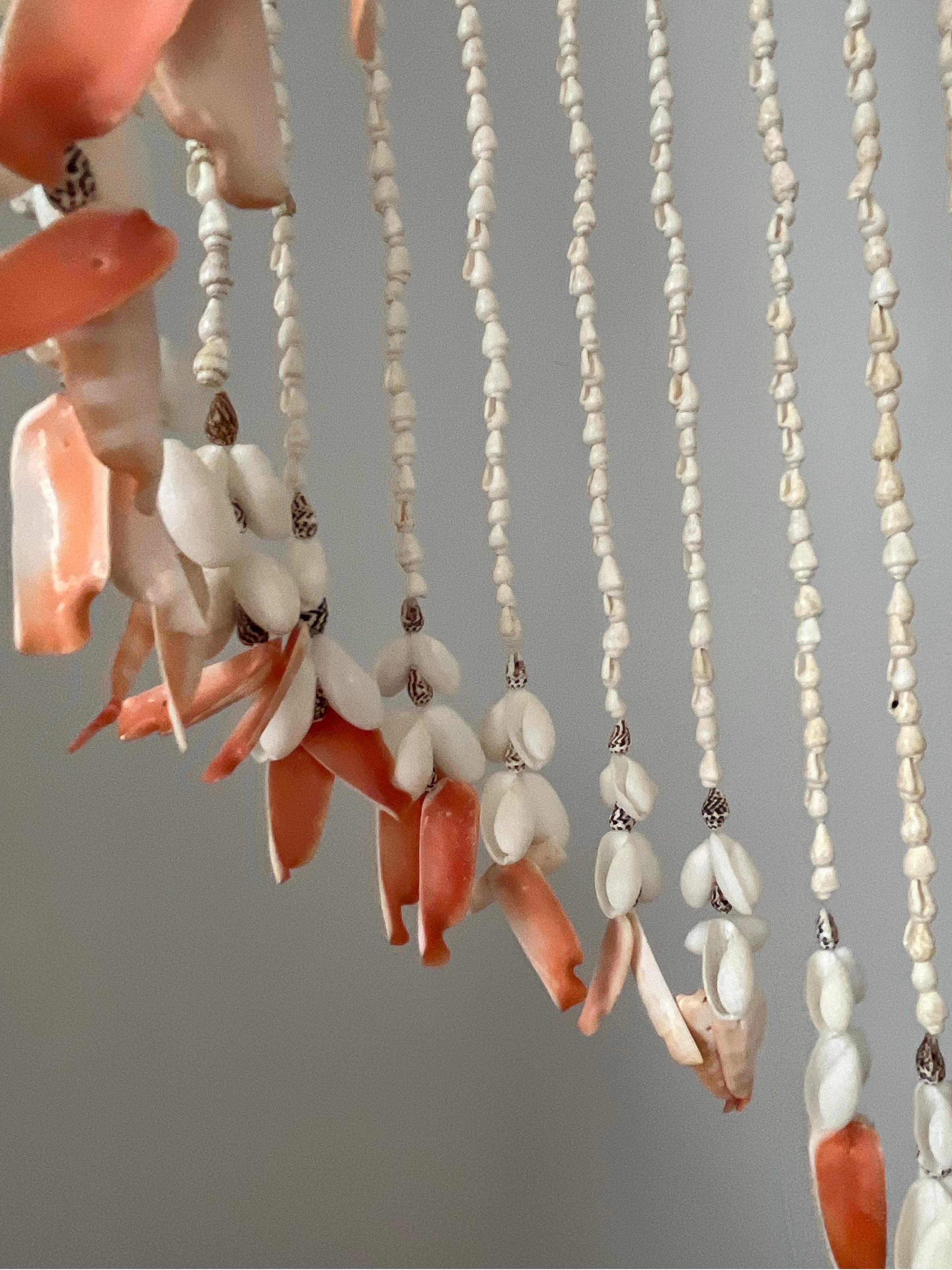 1970/1980er Jahre Großer Kronleuchter mit Muschelketten aus Natur im Angebot 5