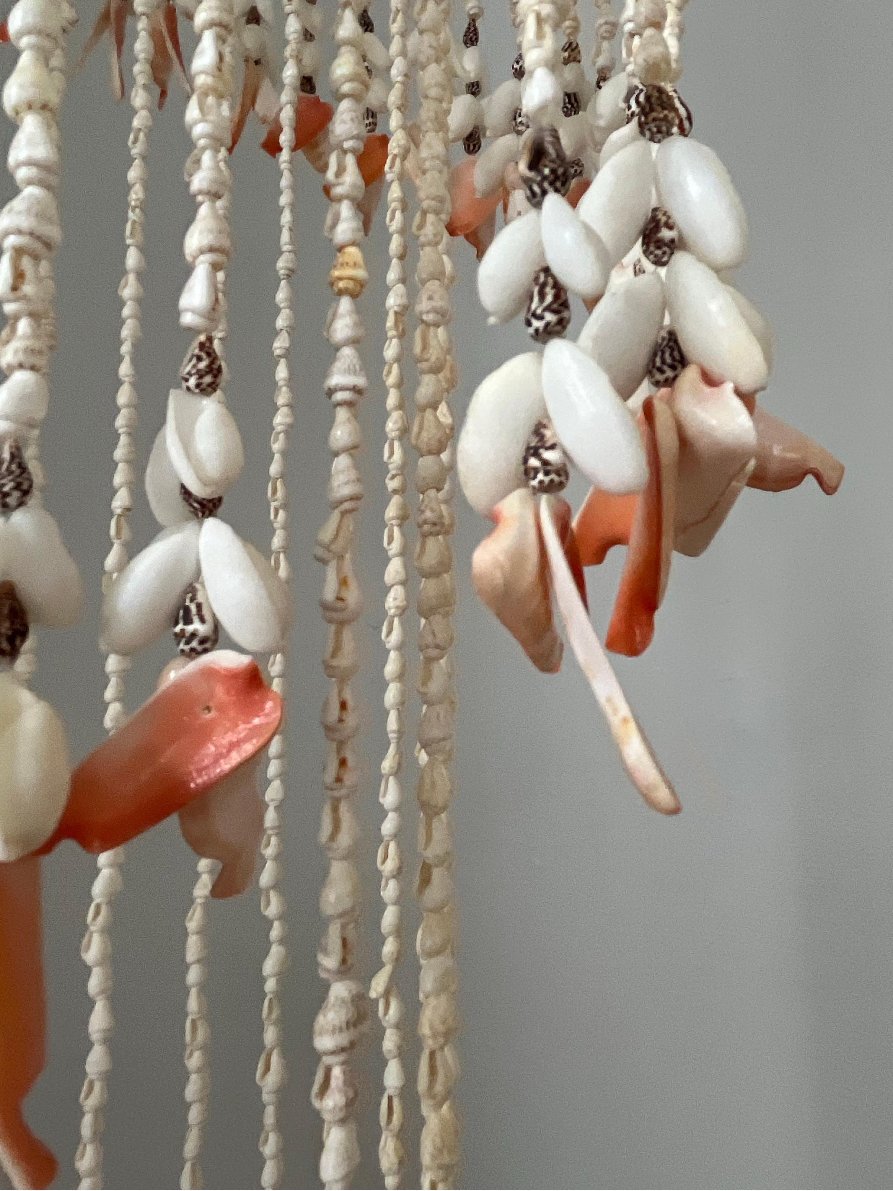 1970/1980er Jahre Großer Kronleuchter mit Muschelketten aus Natur im Angebot 6