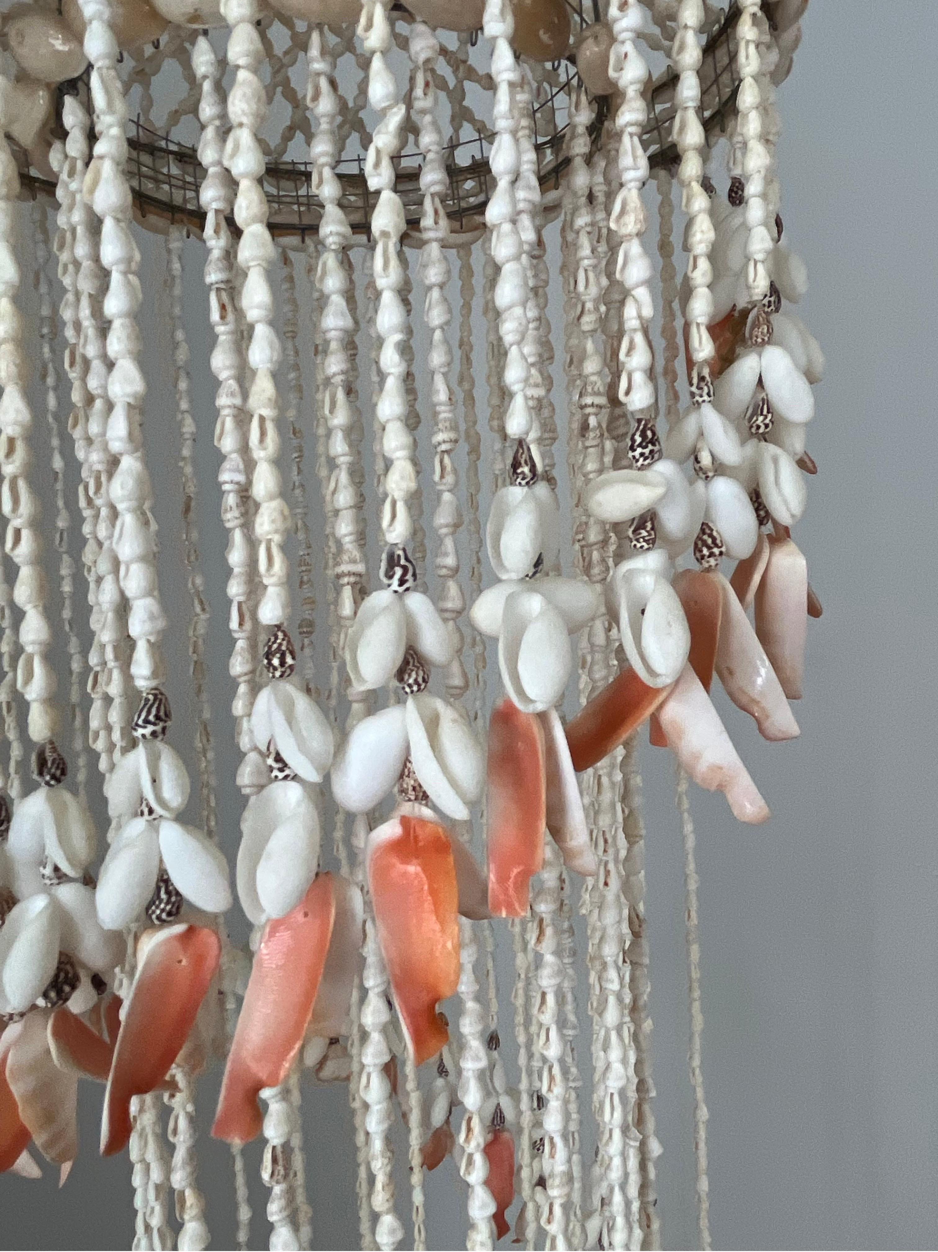 1970/1980er Jahre Großer Kronleuchter mit Muschelketten aus Natur im Angebot 7