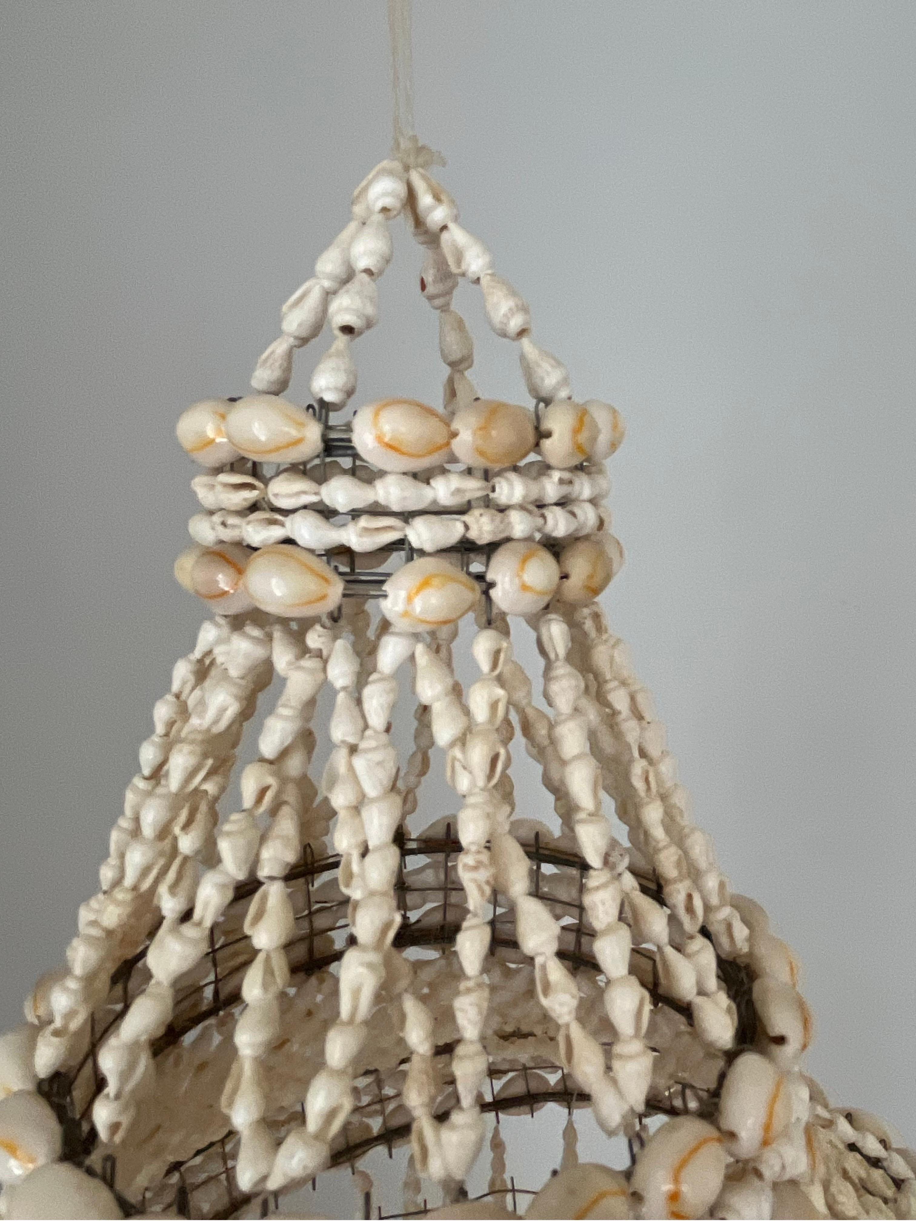 1970/1980er Jahre Großer Kronleuchter mit Muschelketten aus Natur im Angebot 9