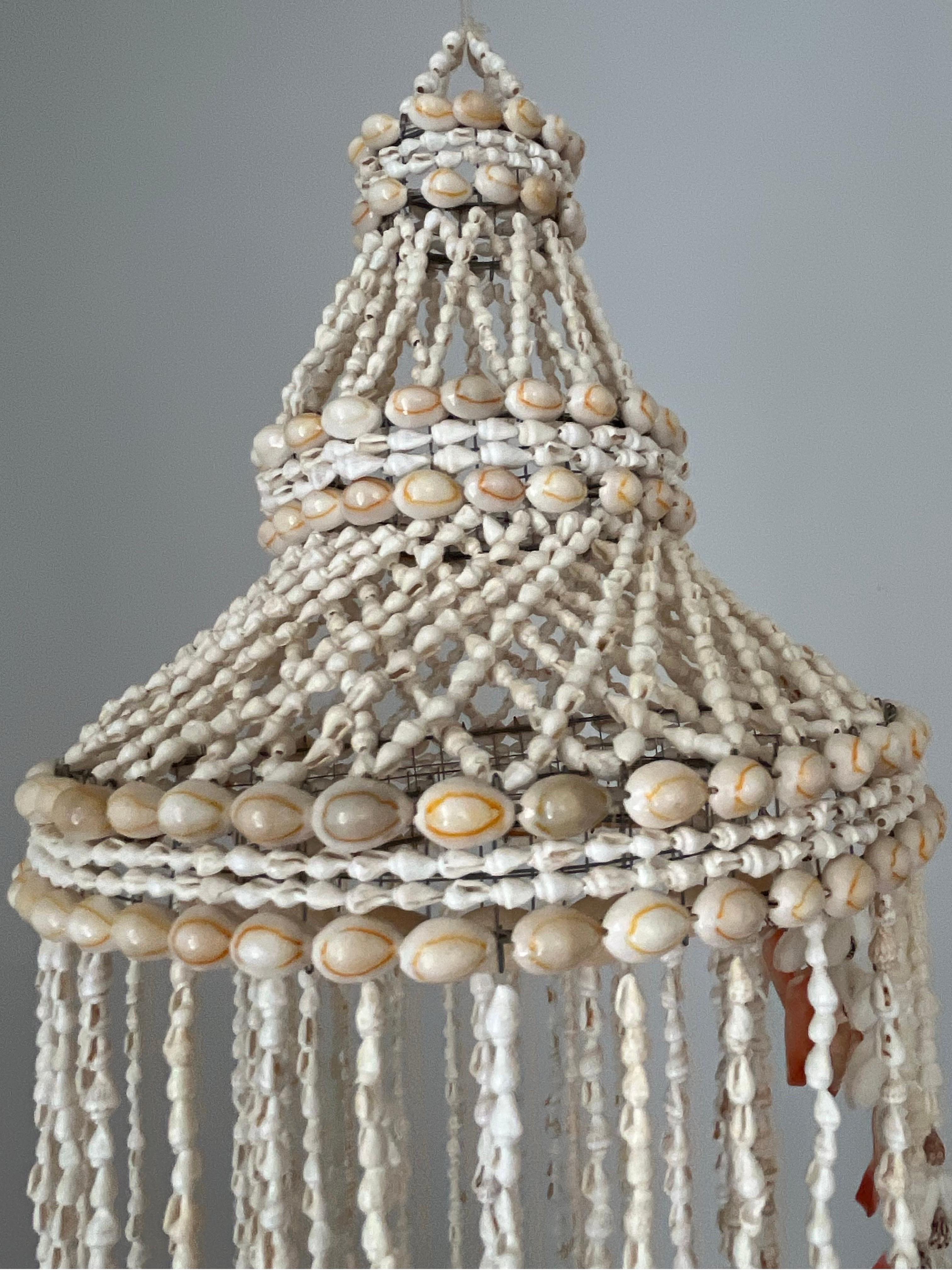 1970/1980er Jahre Großer Kronleuchter mit Muschelketten aus Natur im Angebot 10