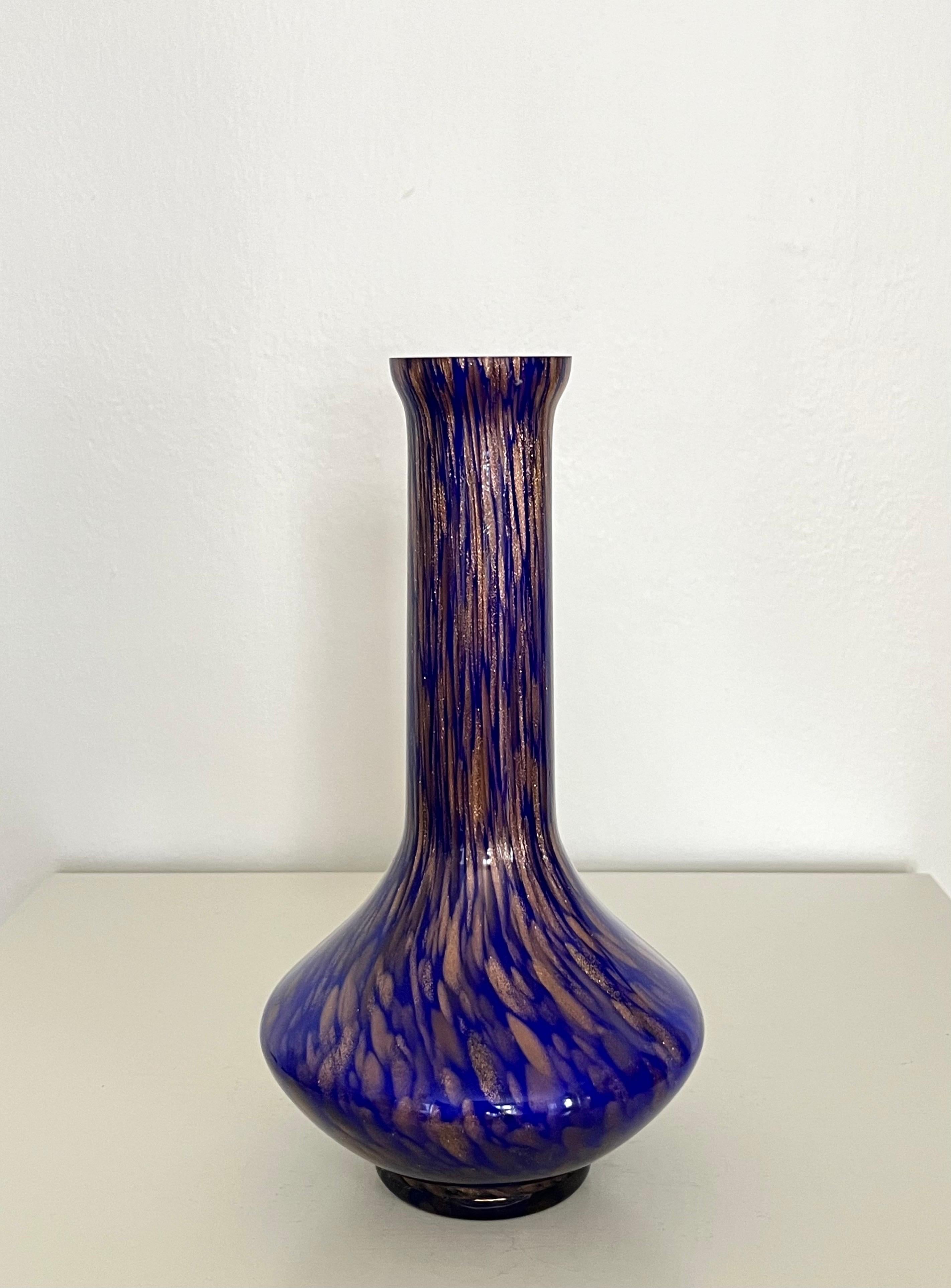 Vaso italiano in vetro di Murano blu cobalto con macchie di rame, anni '60

Elegante vaso vintage in vetro artistico proveniente dall'Italia, risalente agli anni '60, attribuito al vetro di Murano e rappresentativo dello stile Mid-Century Modern.