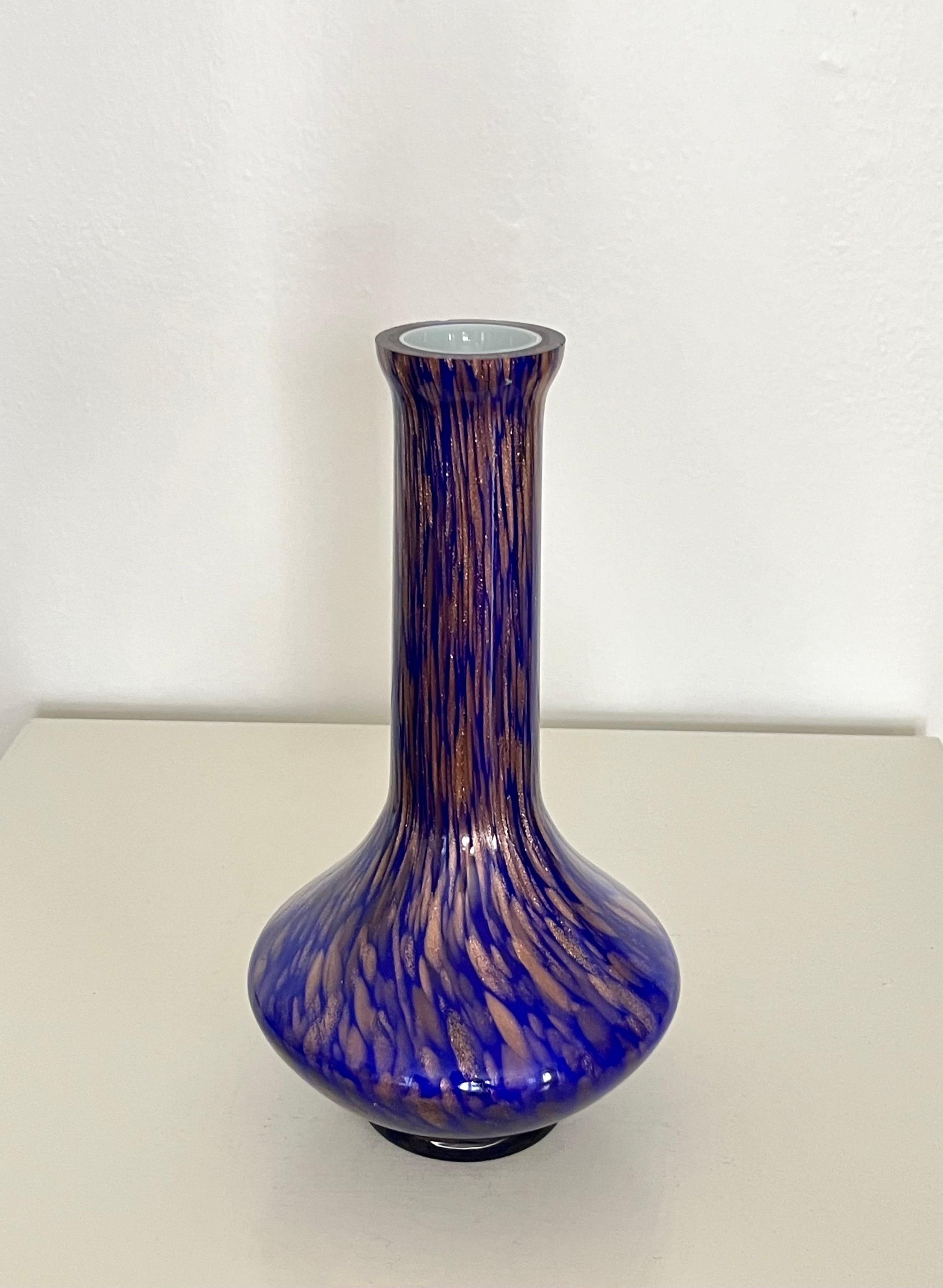 Mid-Century moderno Vaso italiano in vetro di Murano blu cobalto con macchie di rame, anni '60 in vendita