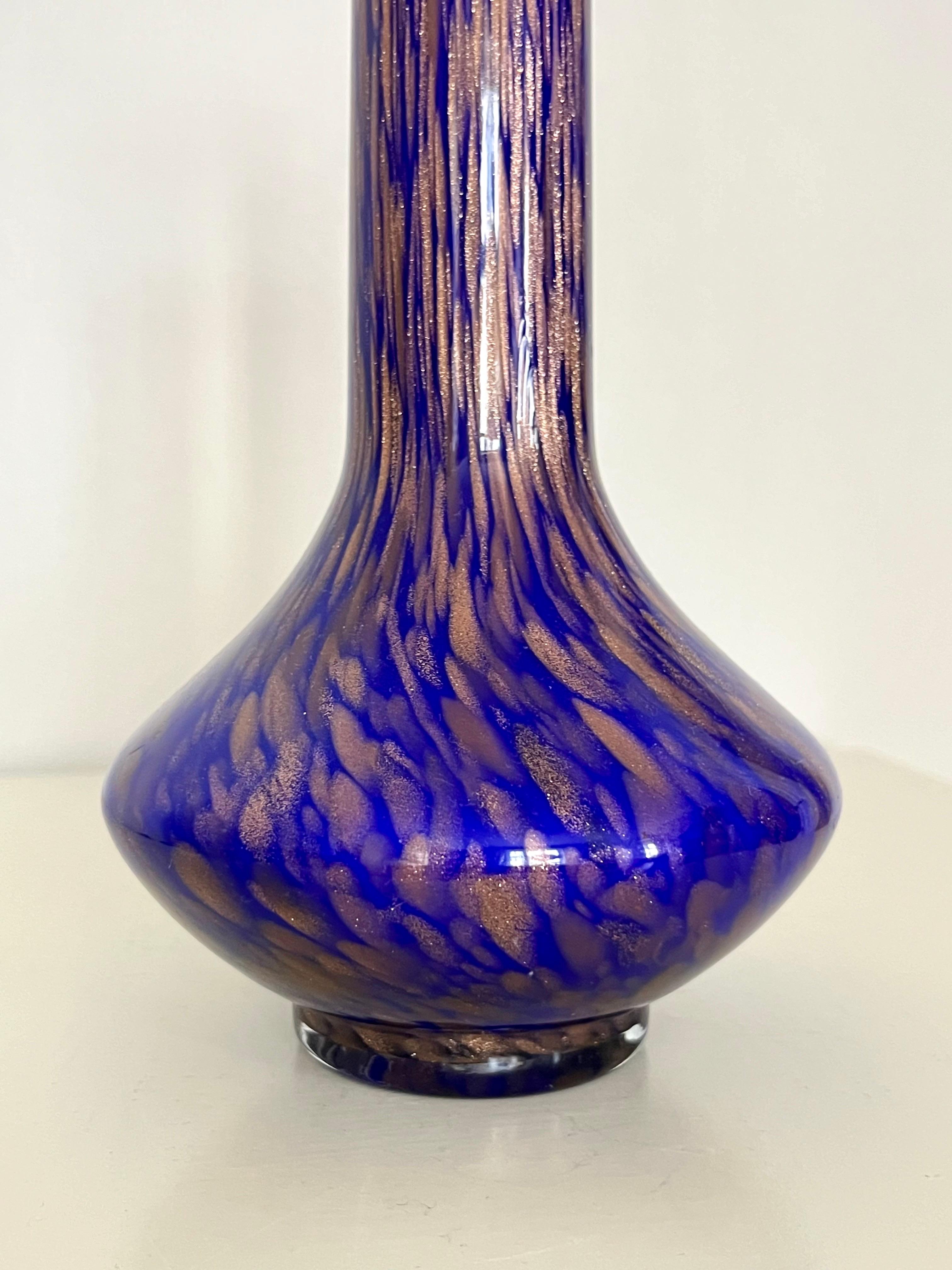 Italiano Vaso italiano in vetro di Murano blu cobalto con macchie di rame, anni '60 in vendita