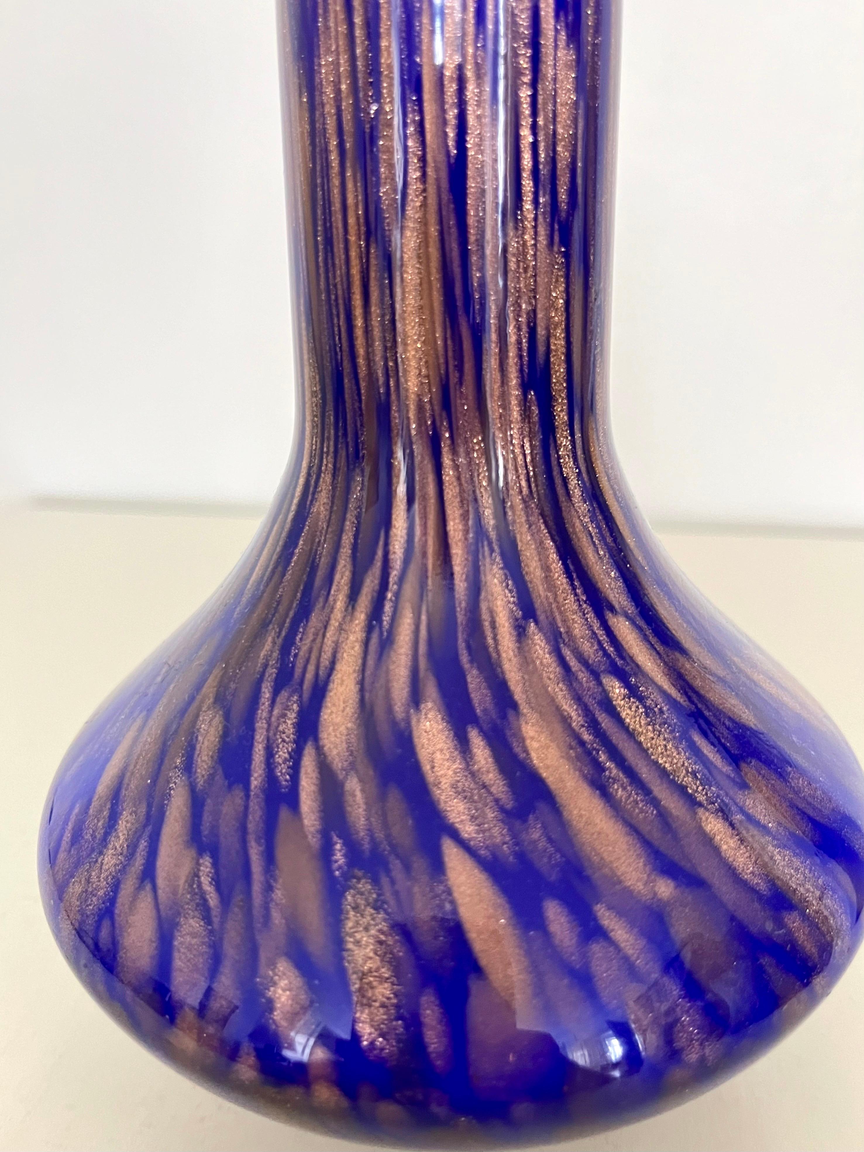 XX secolo Vaso italiano in vetro di Murano blu cobalto con macchie di rame, anni '60 in vendita
