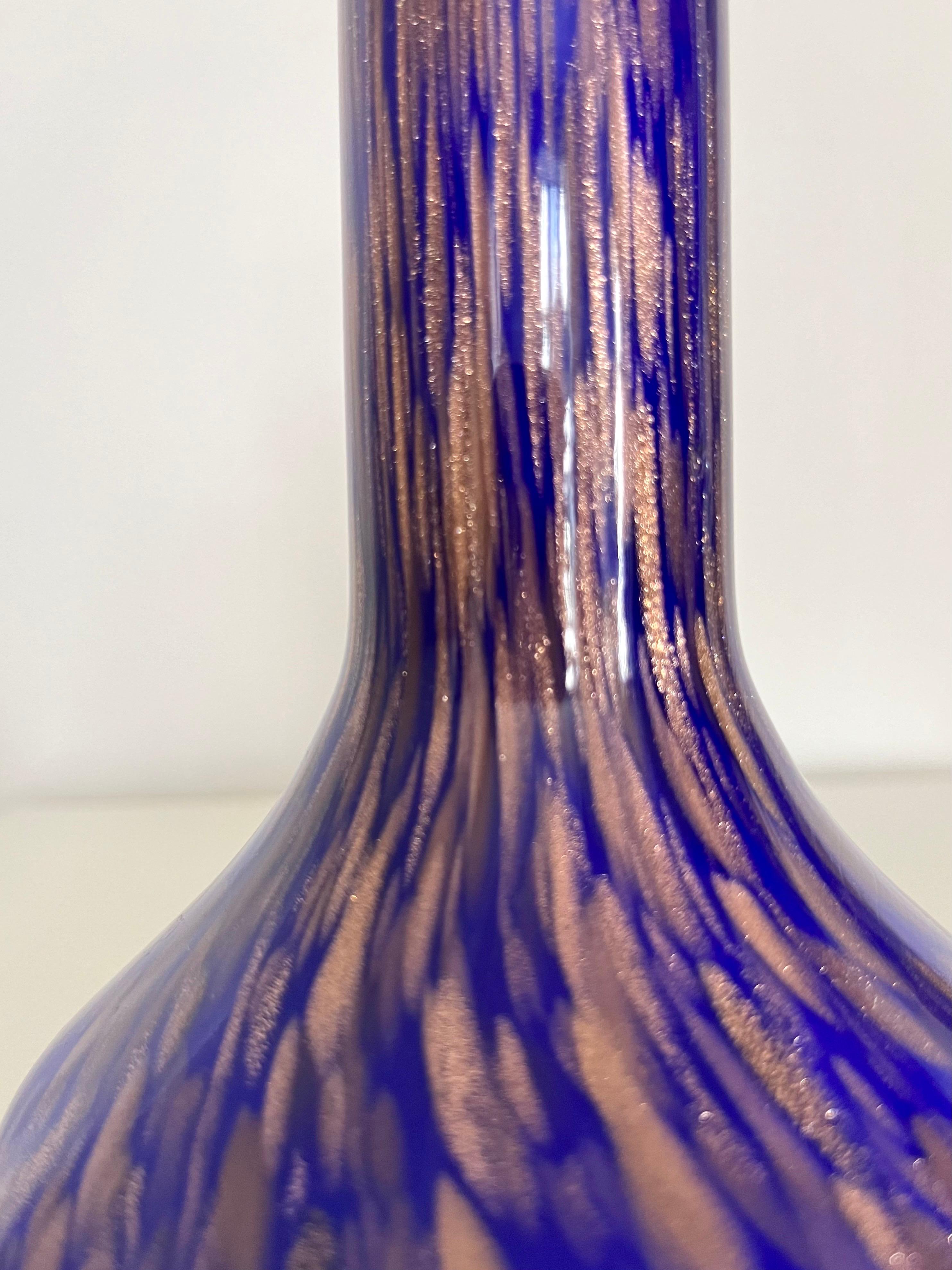 Vetro Vaso italiano in vetro di Murano blu cobalto con macchie di rame, anni '60 in vendita