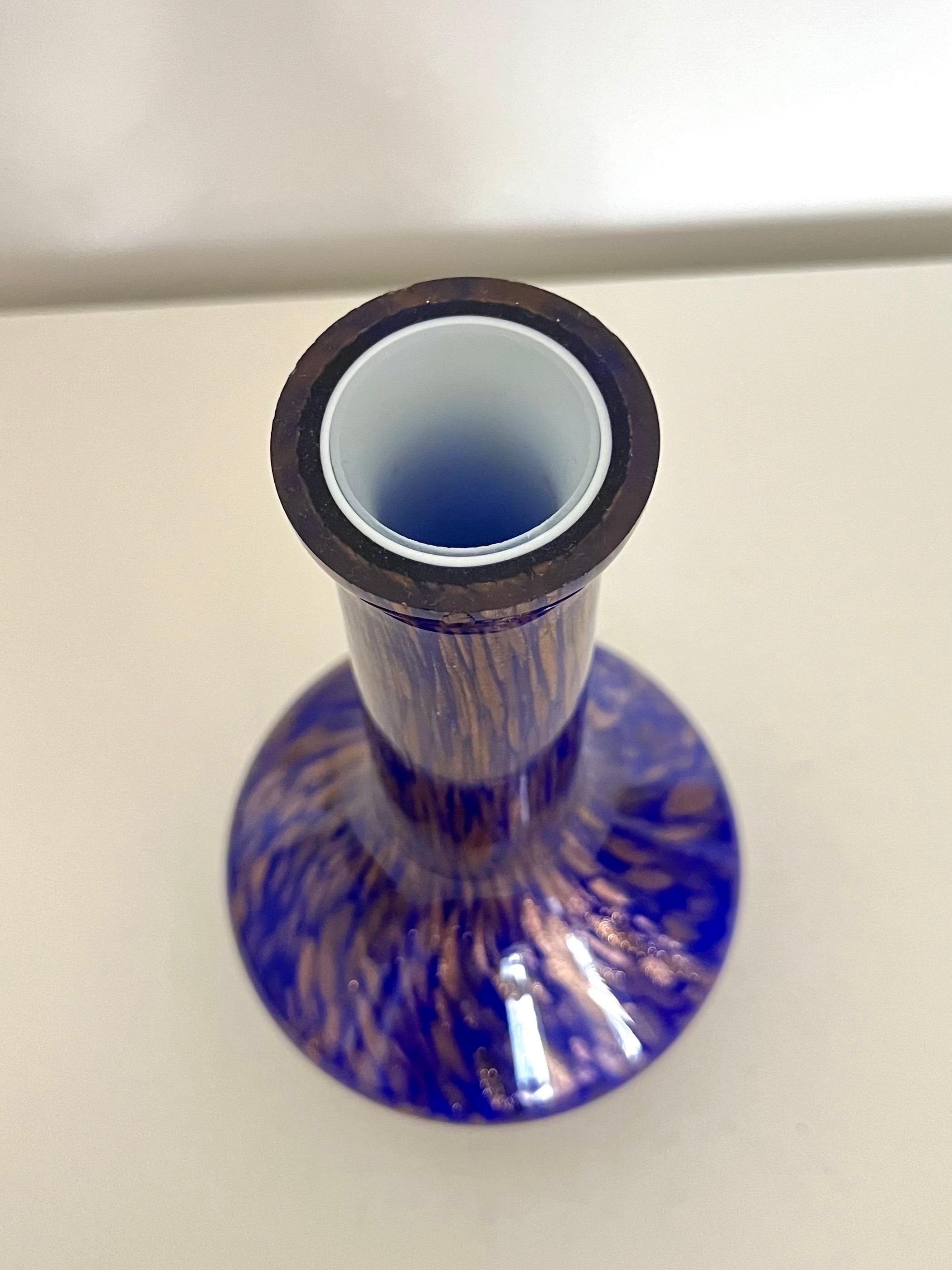 Vaso italiano in vetro di Murano blu cobalto con macchie di rame, anni '60 in vendita 2