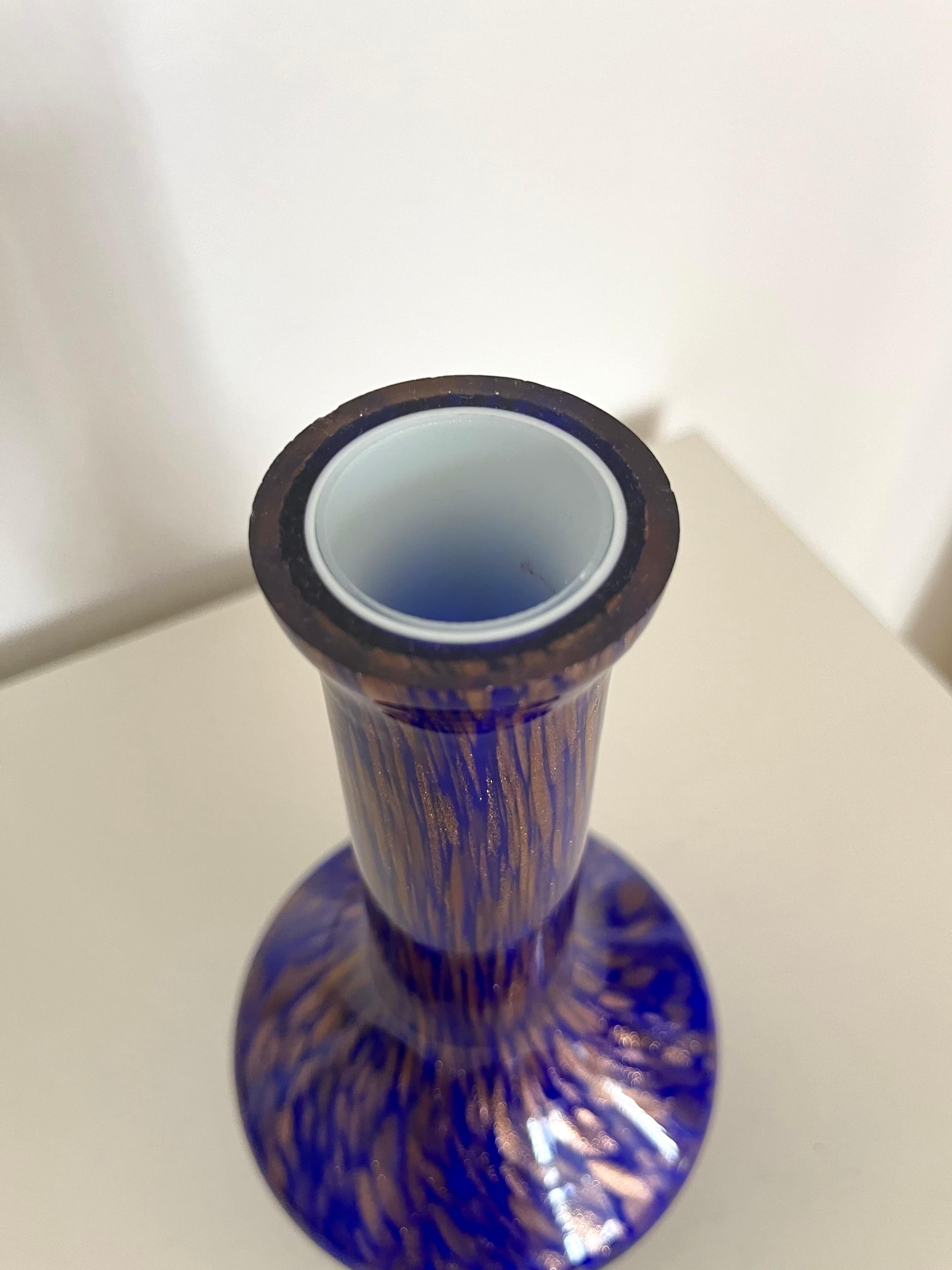 Vaso italiano in vetro di Murano blu cobalto con macchie di rame, anni '60 in vendita 1