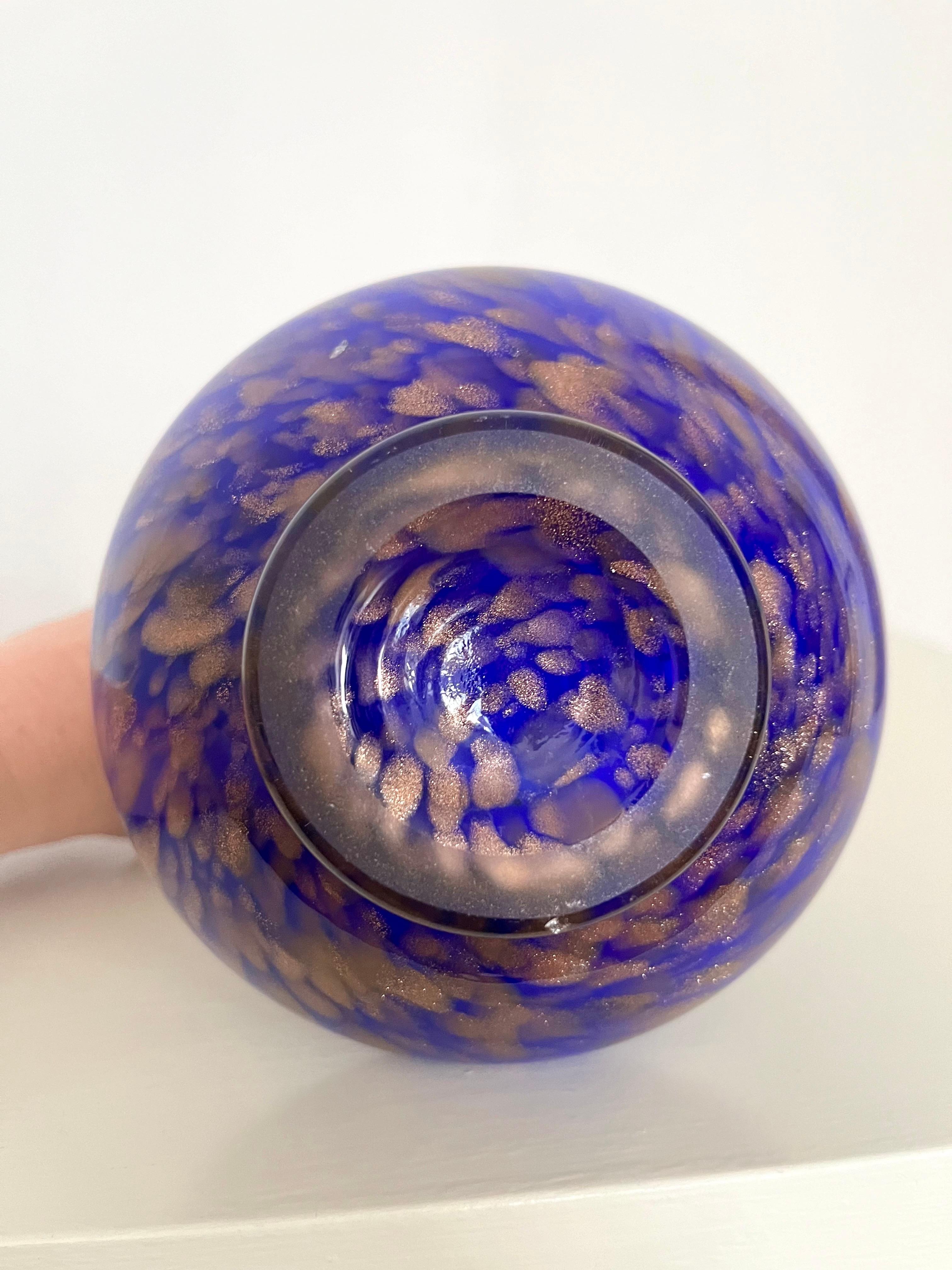 Vaso italiano in vetro di Murano blu cobalto con macchie di rame, anni '60 in vendita 4