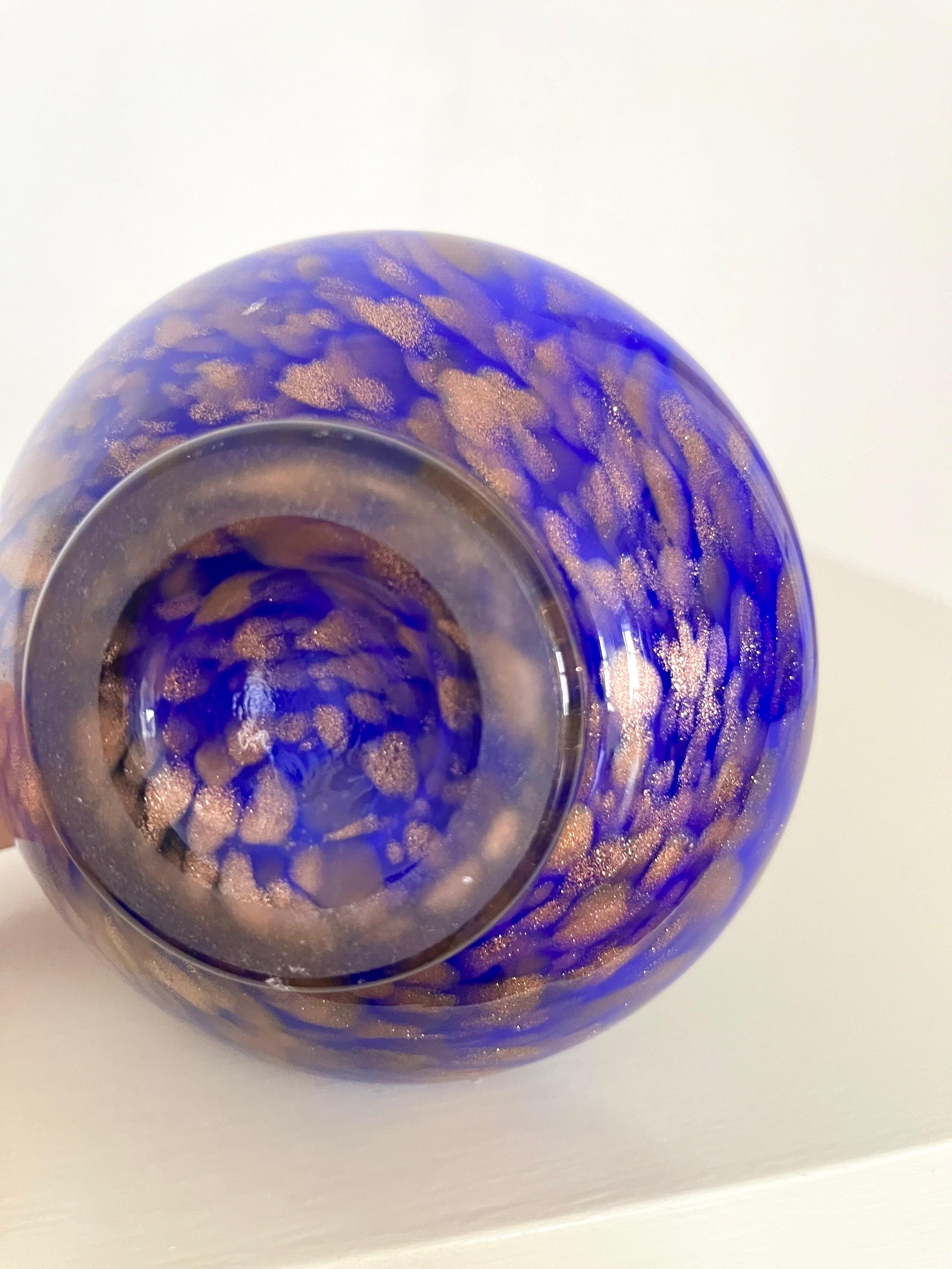 Vaso italiano in vetro di Murano blu cobalto con macchie di rame, anni '60 in vendita 3