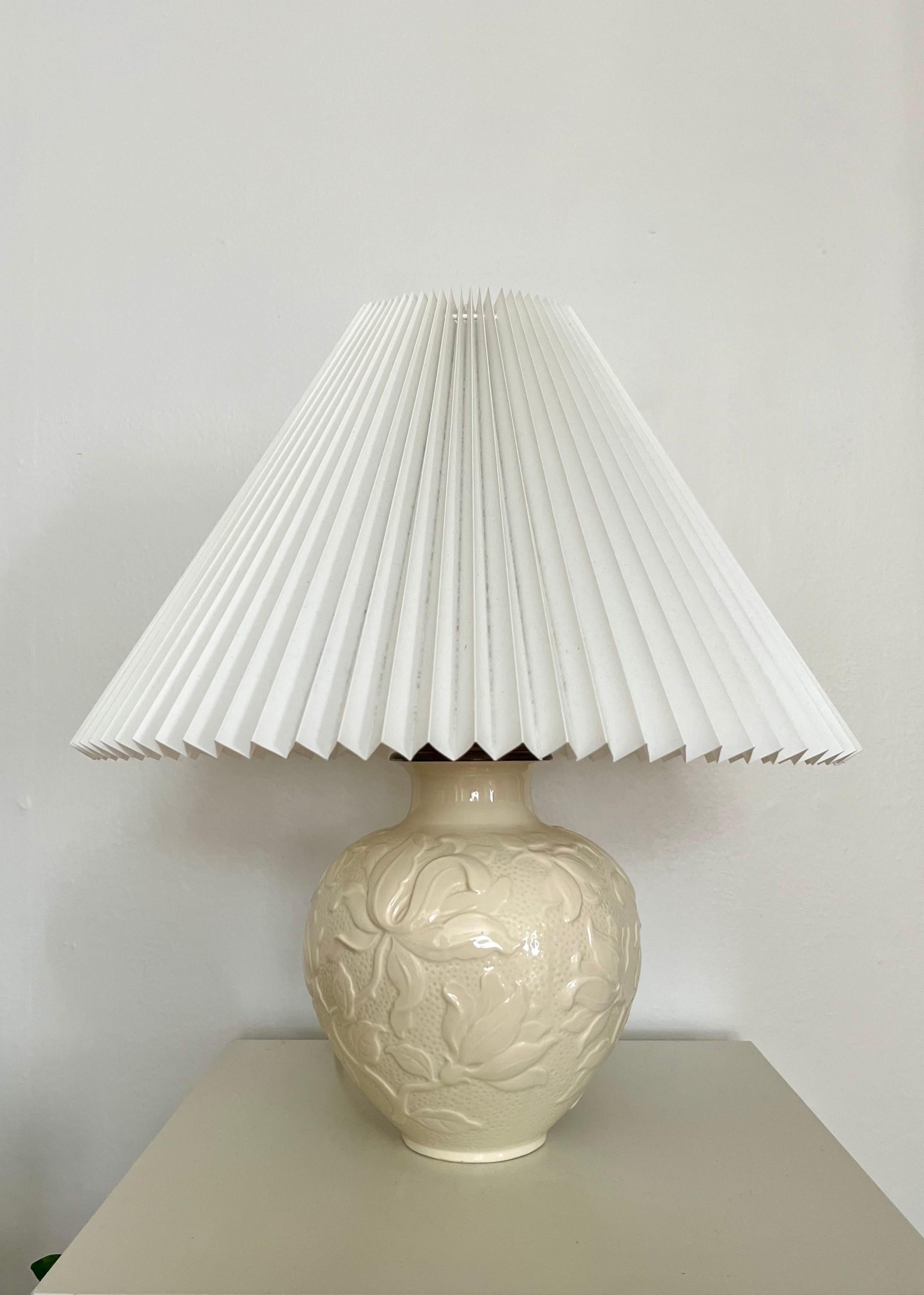 Mid-Century Modern Lampe de table en céramique blanc-crème, motifs floraux en relief, Villeroy & Boch, années 1950 en vente