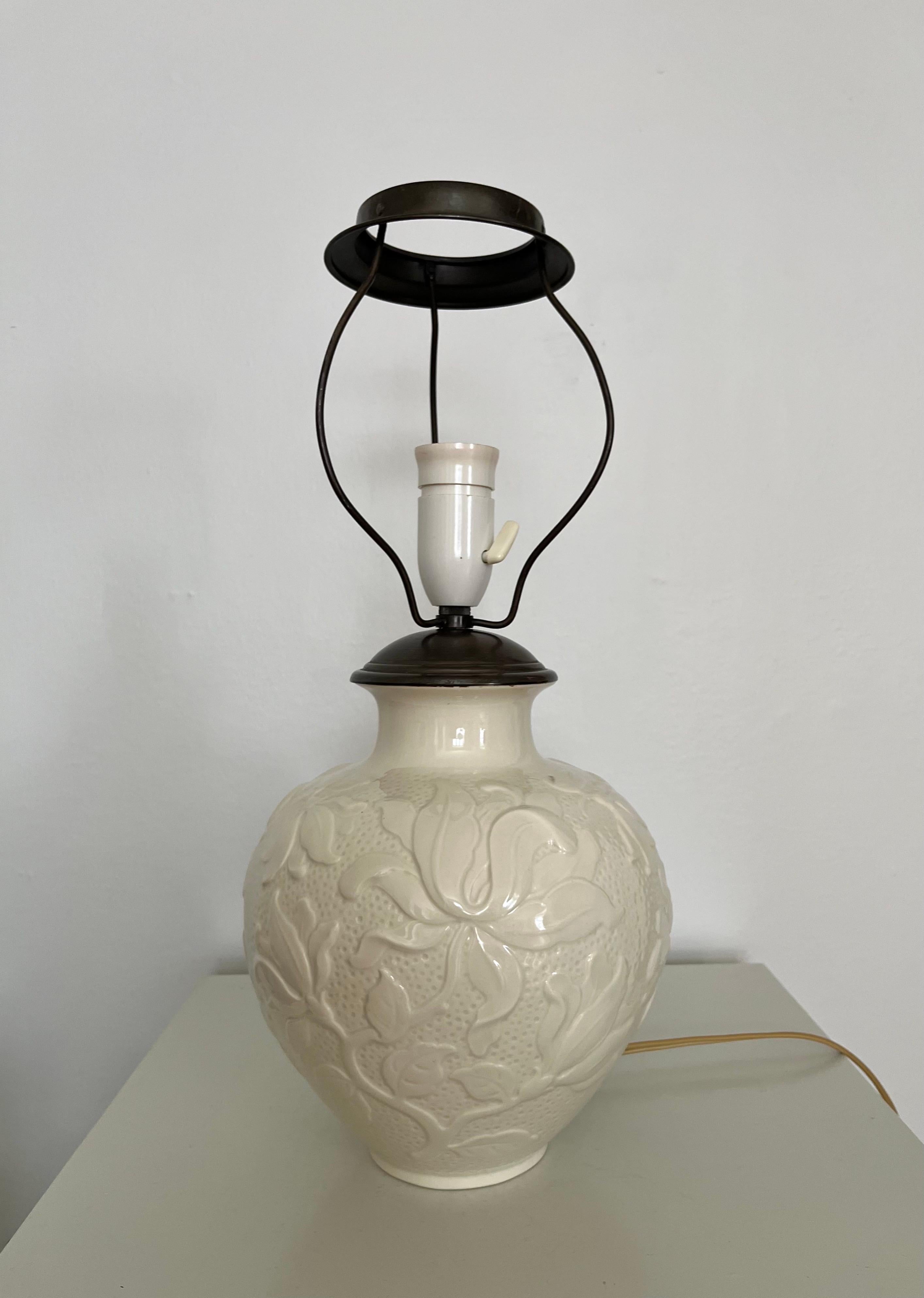 Vernissé Lampe de table en céramique blanc-crème, motifs floraux en relief, Villeroy & Boch, années 1950 en vente