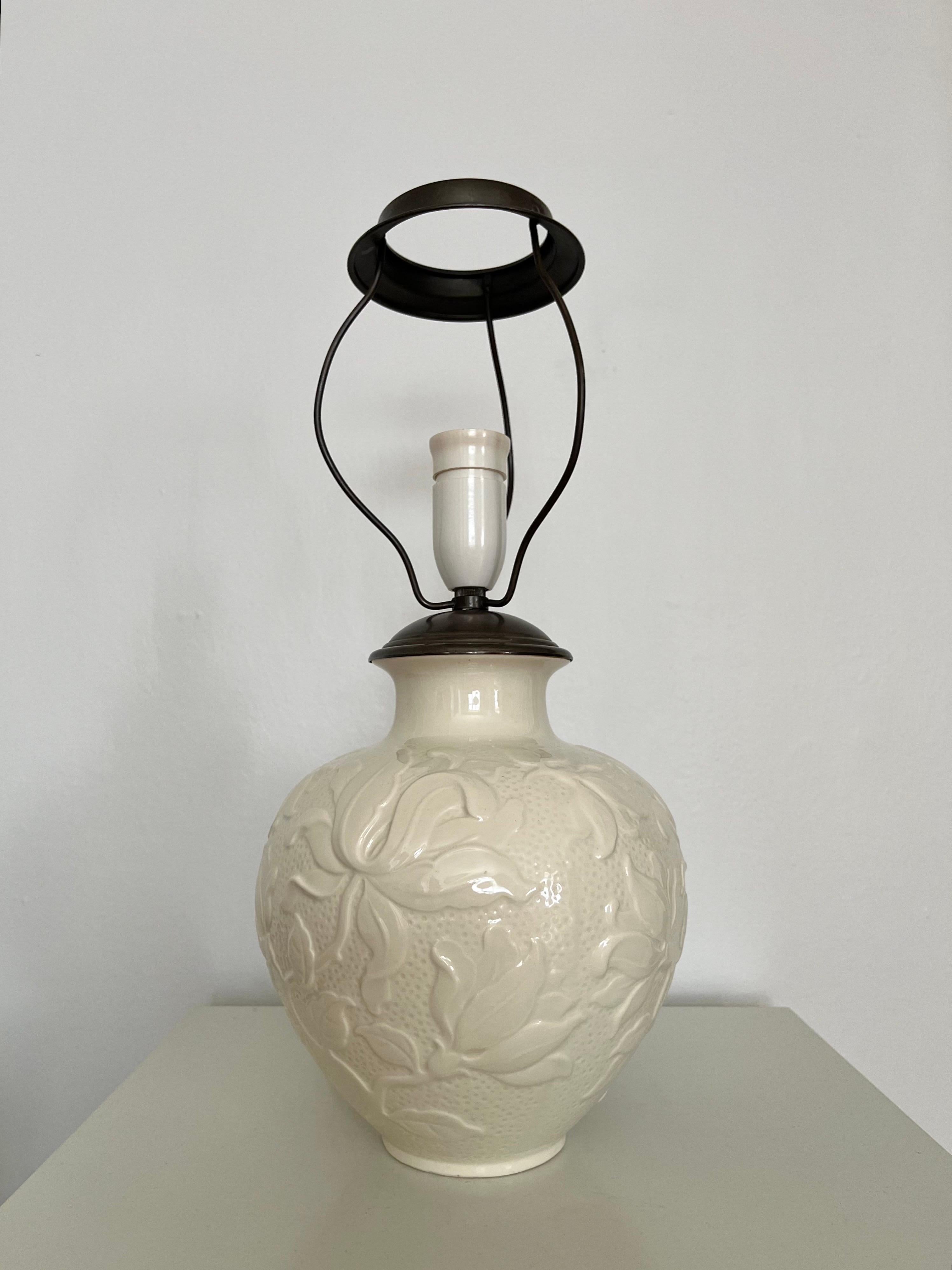 Allemand Lampe de table en céramique blanc-crème, motifs floraux en relief, Villeroy & Boch, années 1950 en vente