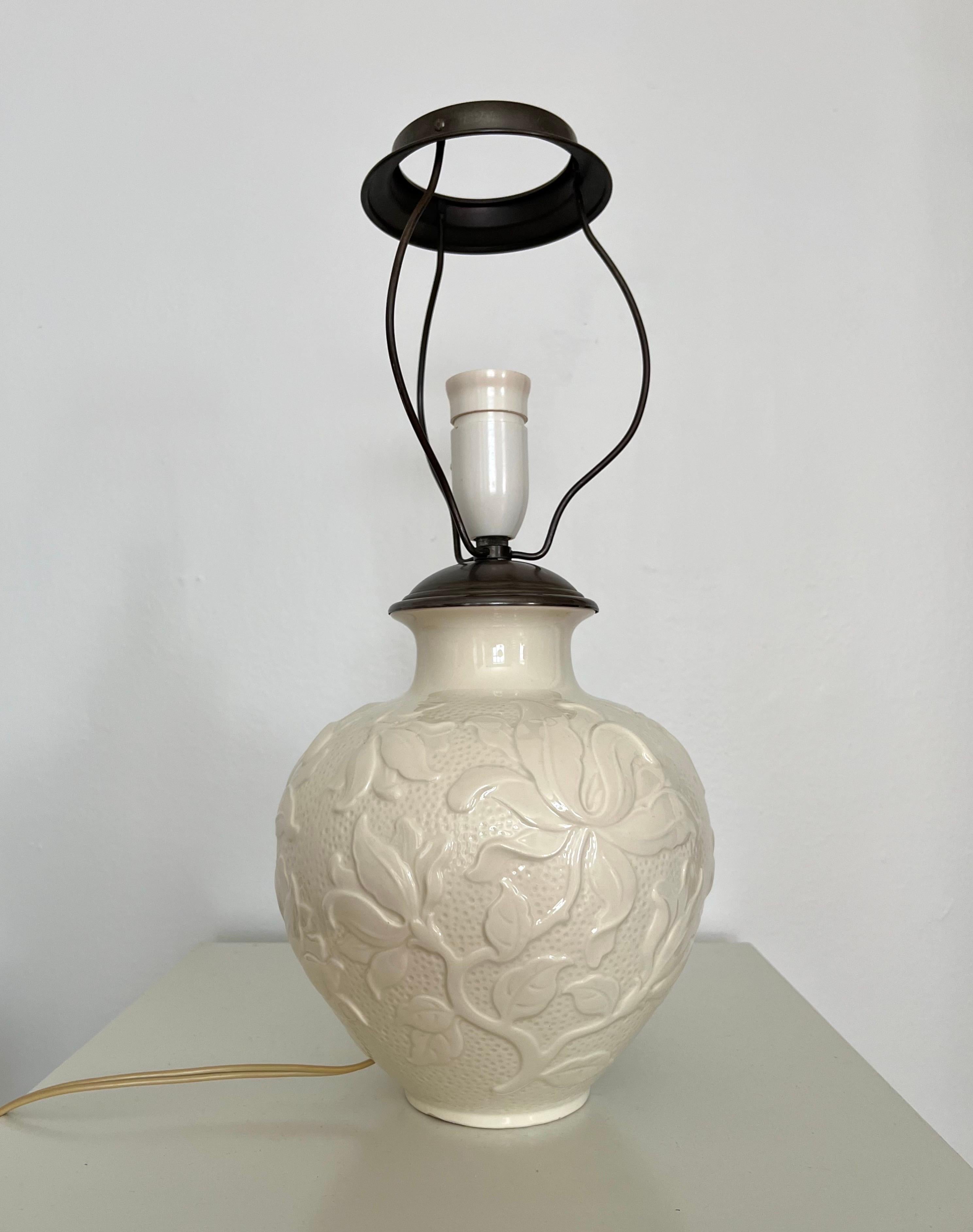 20ième siècle Lampe de table en céramique blanc-crème, motifs floraux en relief, Villeroy & Boch, années 1950 en vente