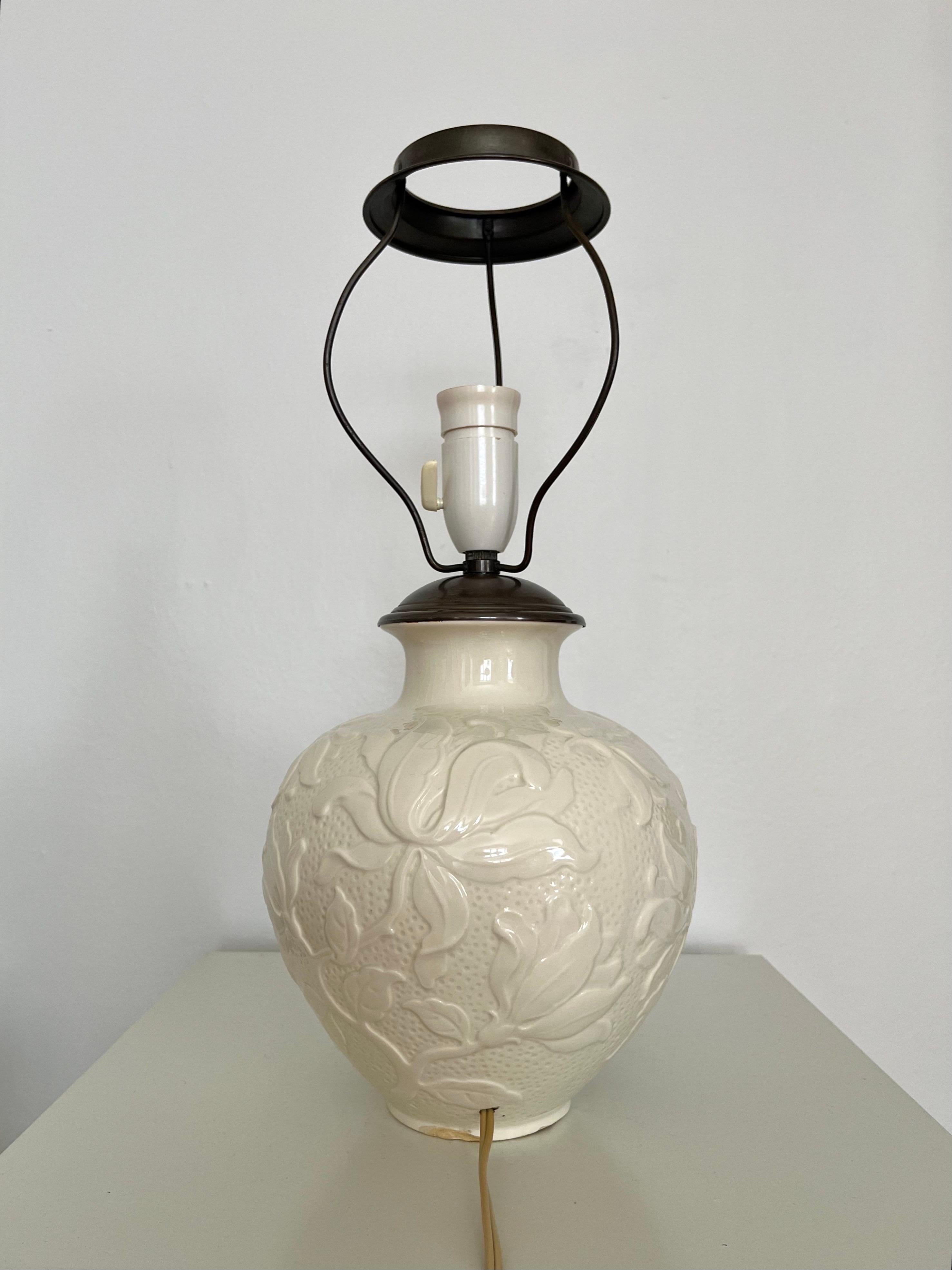 Lampe de table en céramique blanc-crème, motifs floraux en relief, Villeroy & Boch, années 1950 Bon état - En vente à Frederiksberg C, DK