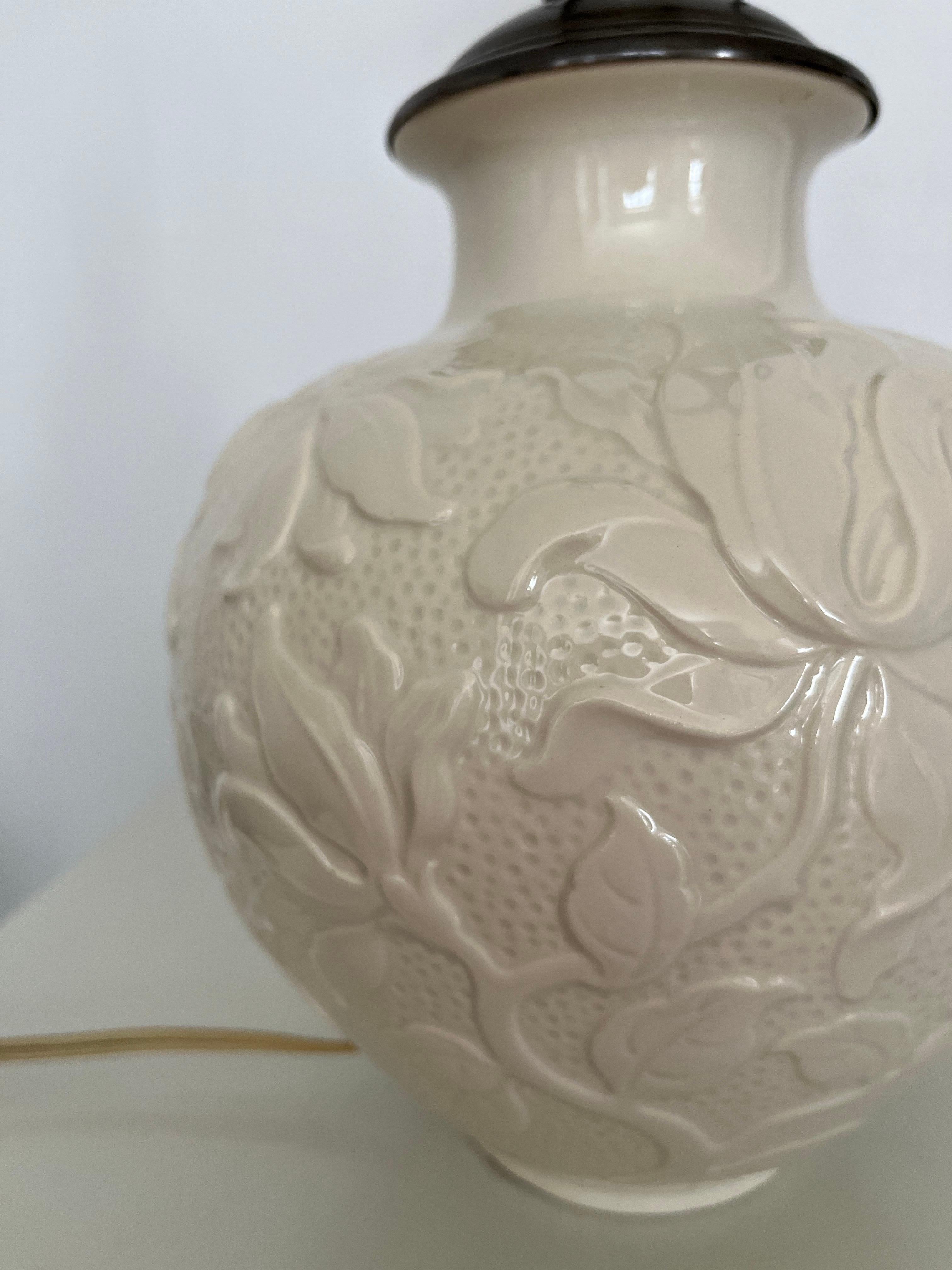 Céramique Lampe de table en céramique blanc-crème, motifs floraux en relief, Villeroy & Boch, années 1950 en vente
