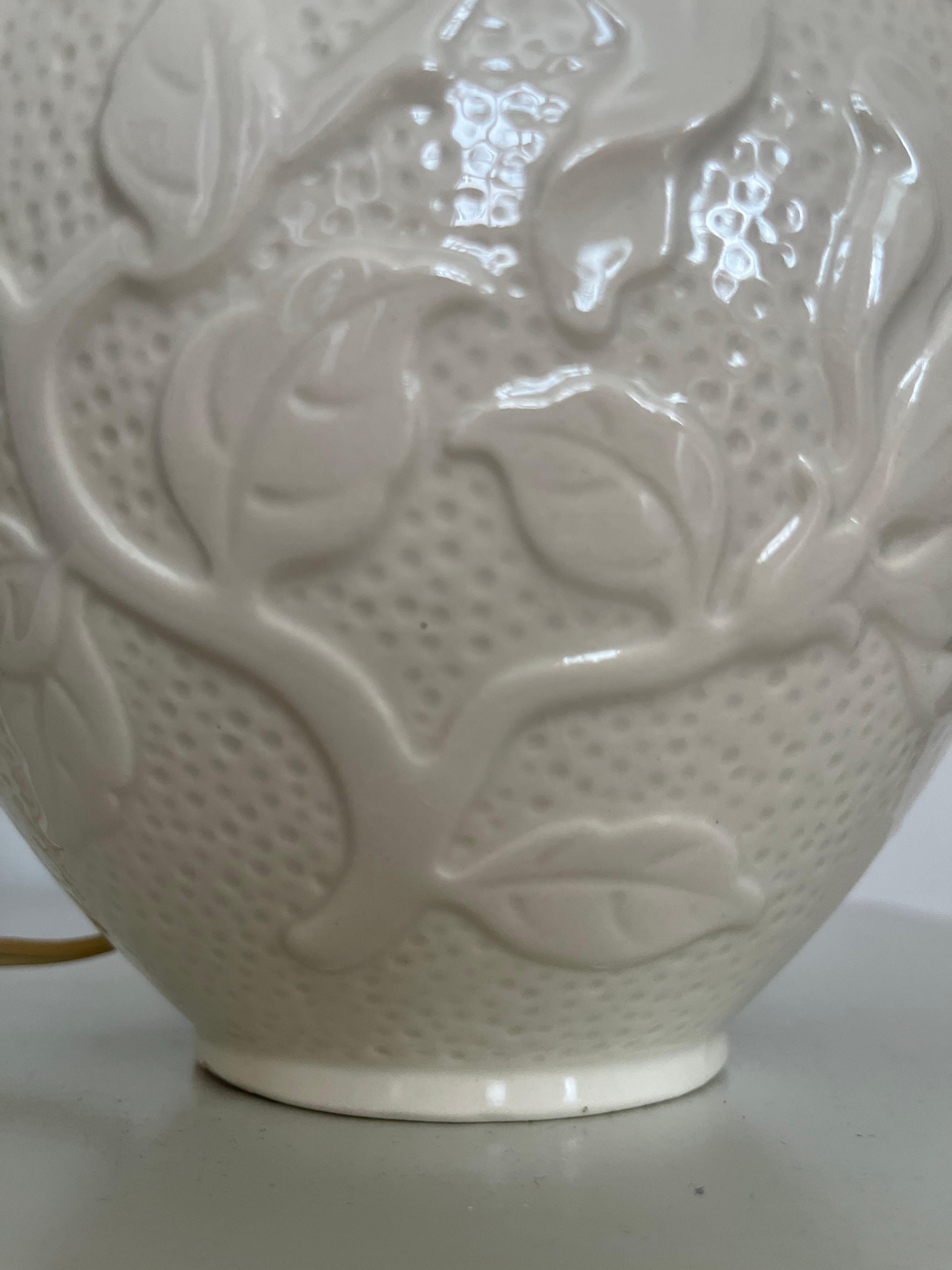 Lampe de table en céramique blanc-crème, motifs floraux en relief, Villeroy & Boch, années 1950 en vente 2