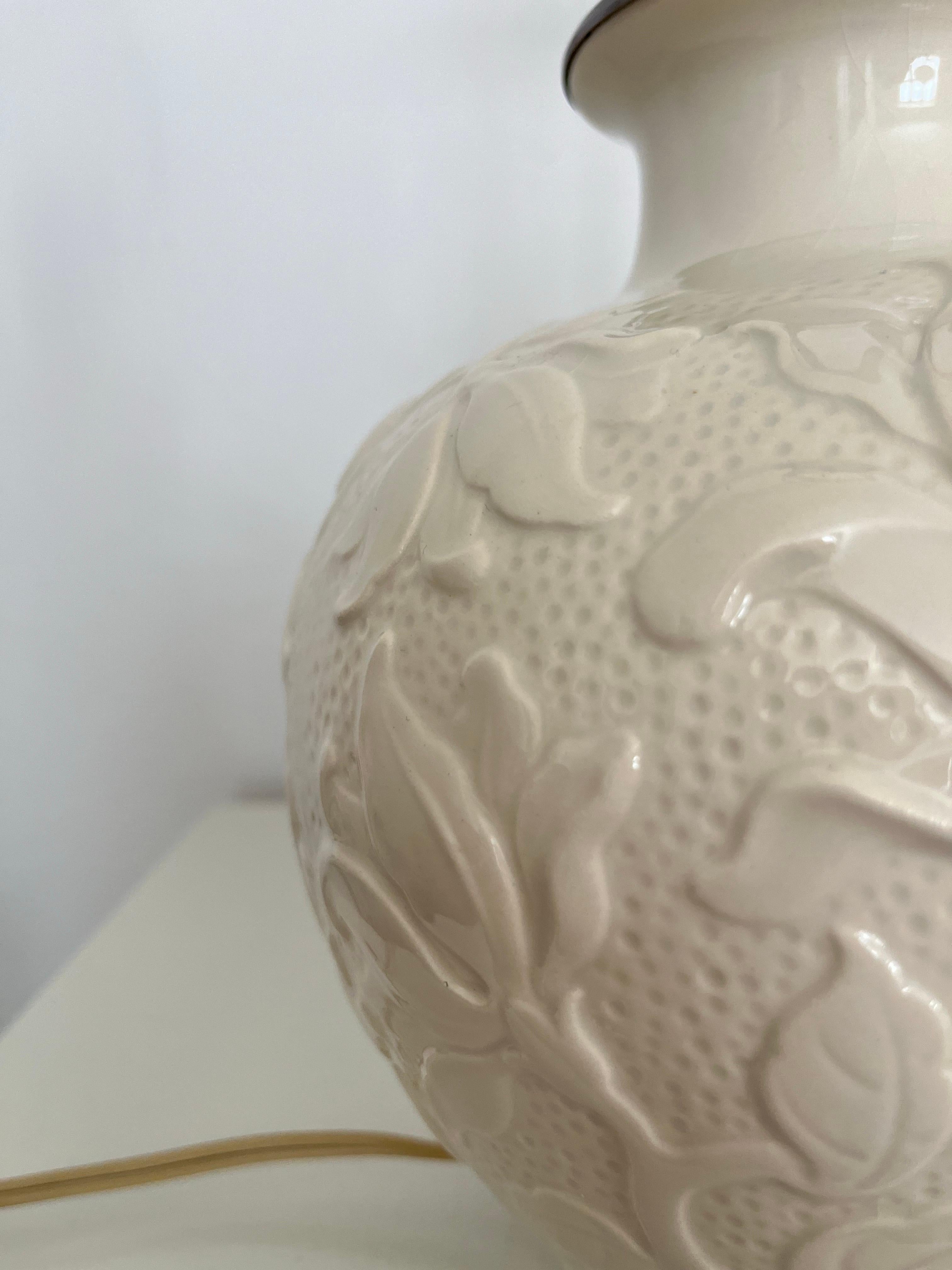 Lampe de table en céramique blanc-crème, motifs floraux en relief, Villeroy & Boch, années 1950 en vente 1
