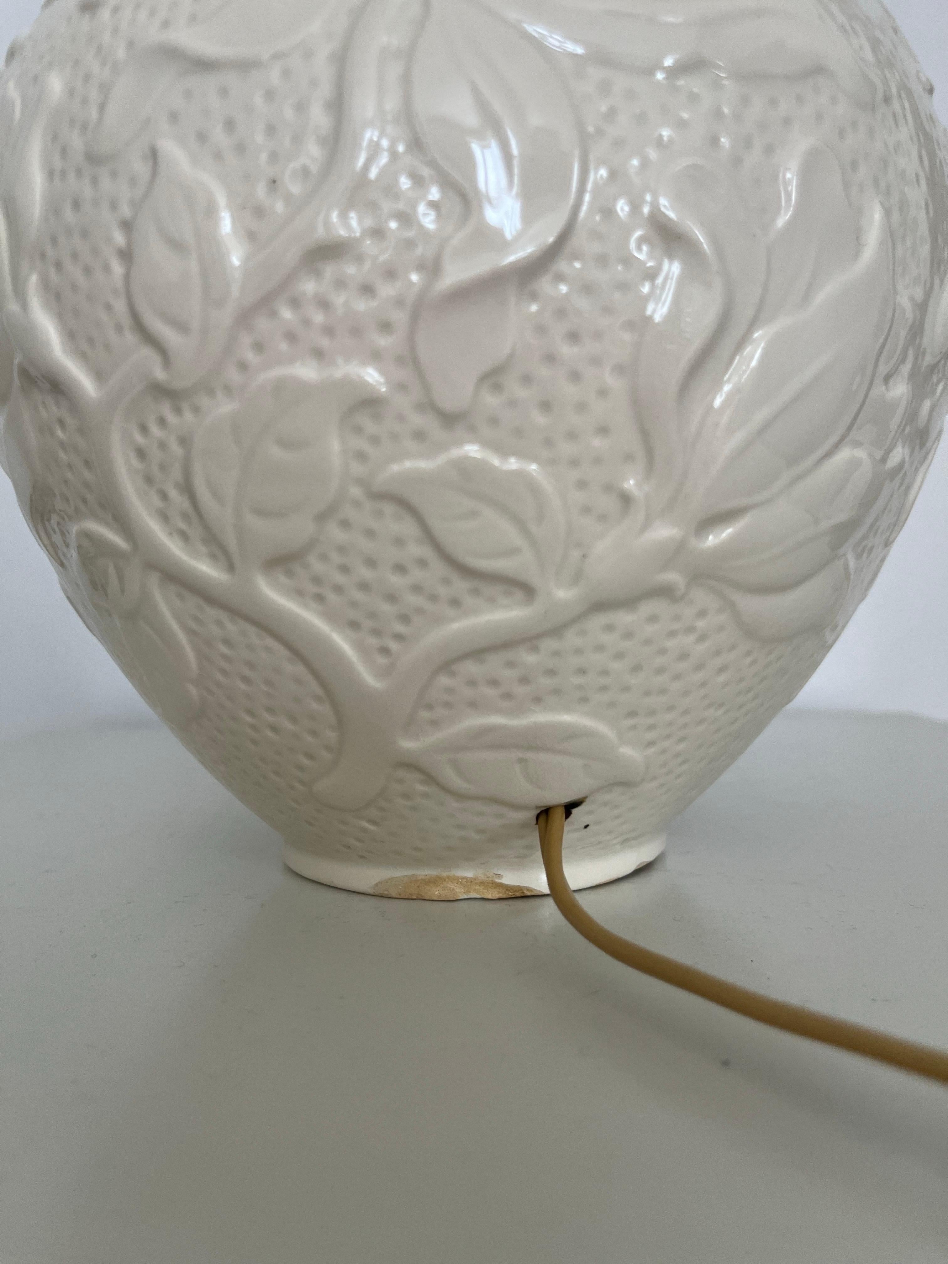 Lampe de table en céramique blanc-crème, motifs floraux en relief, Villeroy & Boch, années 1950 en vente 4