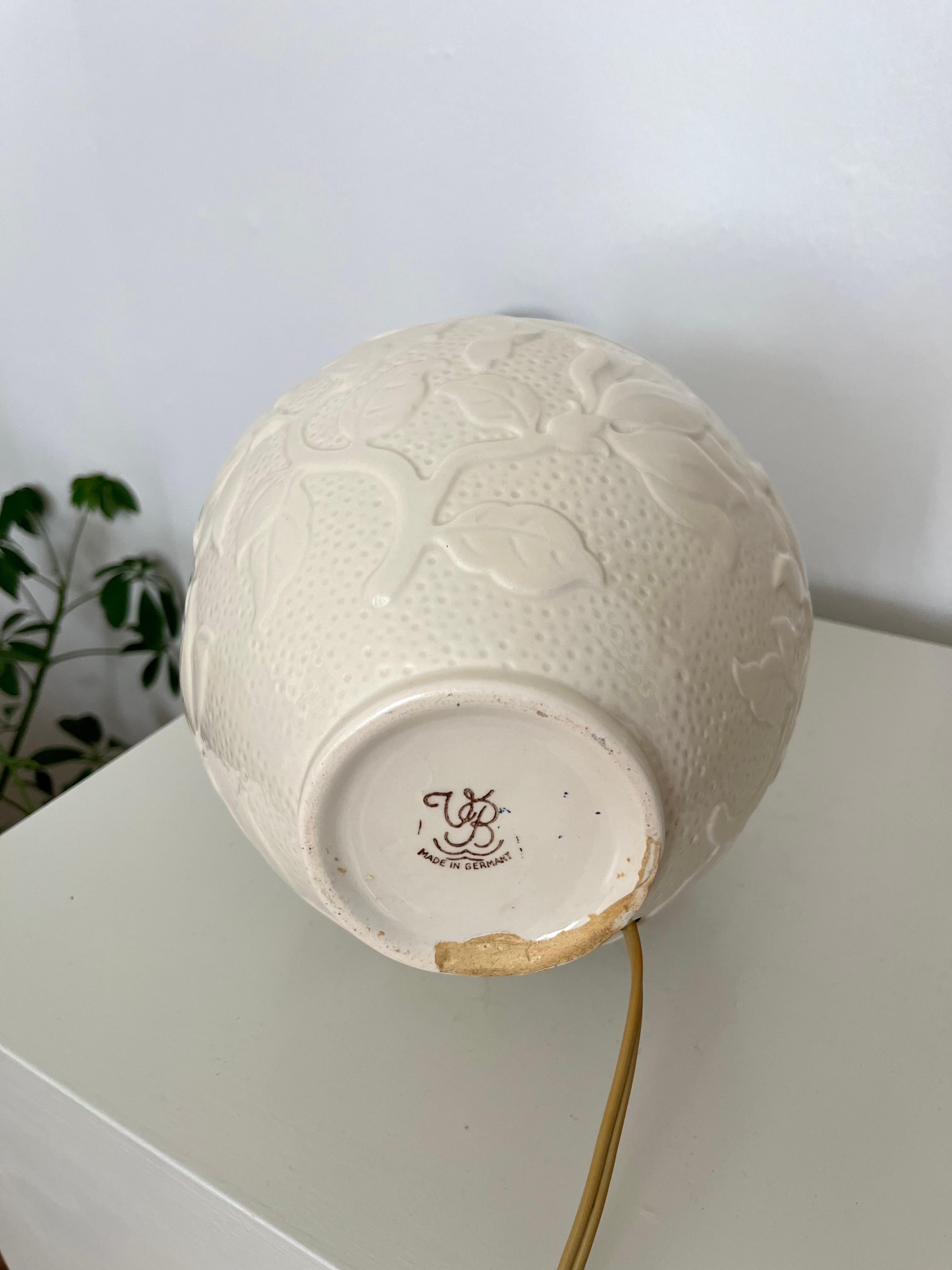 Lampe de table en céramique blanc-crème, motifs floraux en relief, Villeroy & Boch, années 1950 en vente 5