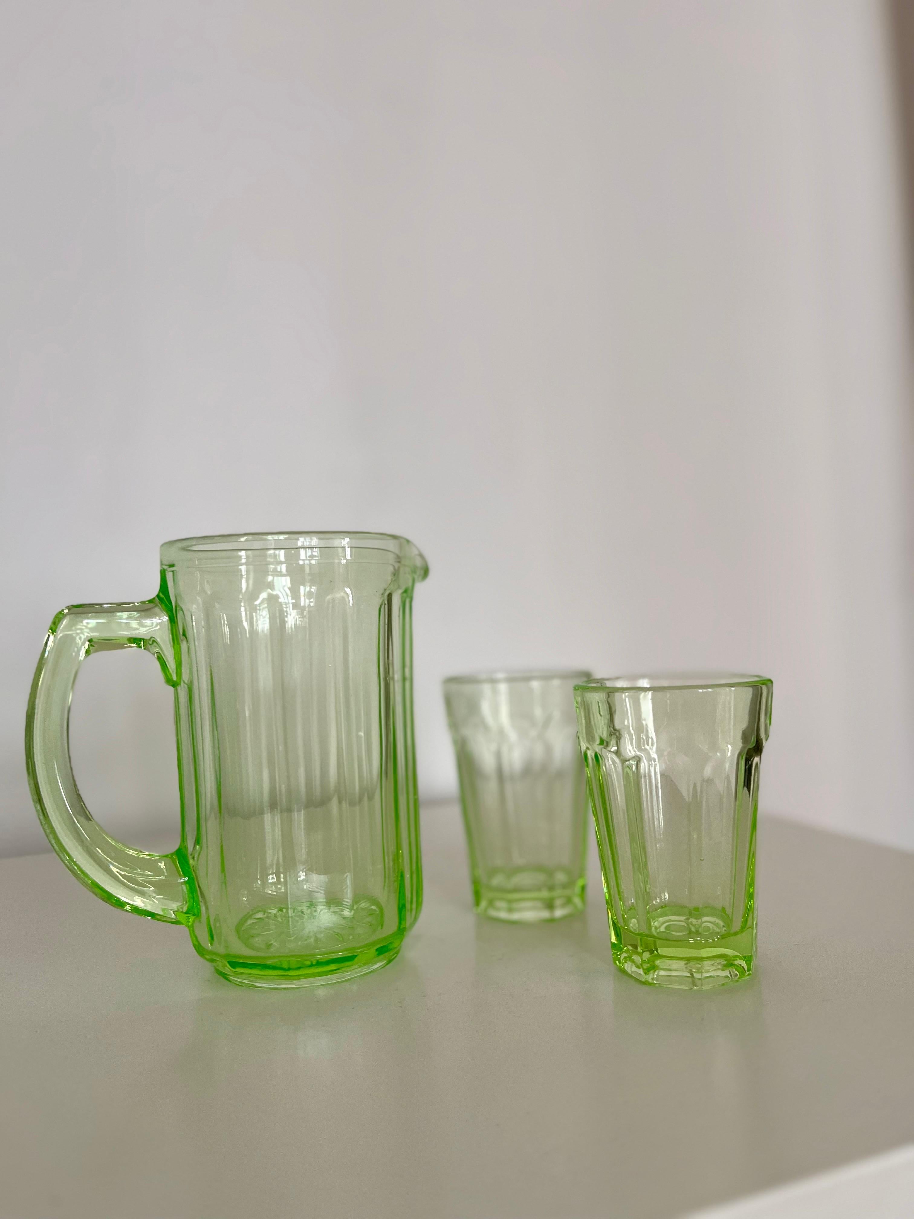Mid-Century Modern Pichet et verres vert uranium de Fyens Glasværk, Danemark, années 1950-1960 en vente