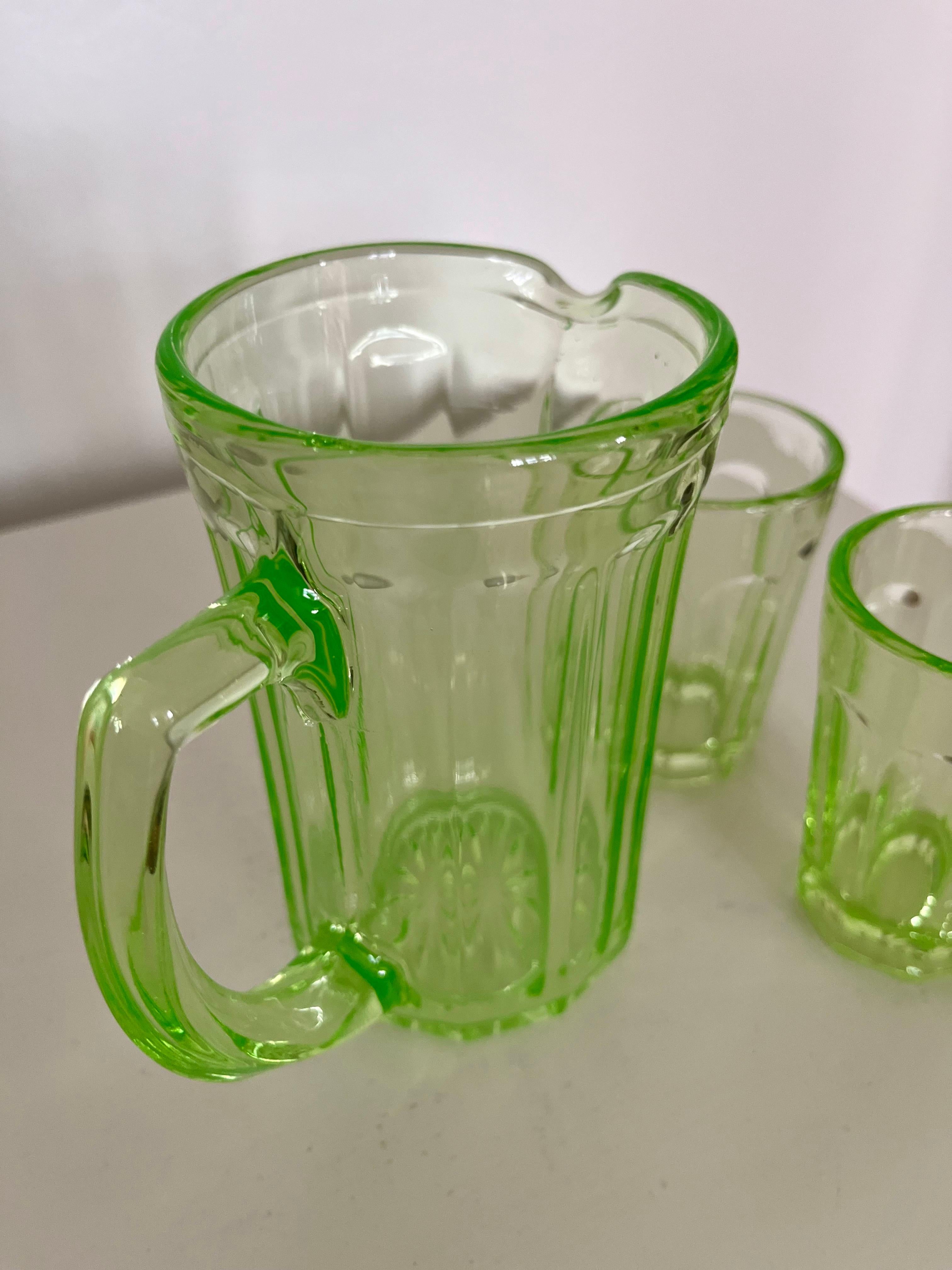 Danois Pichet et verres vert uranium de Fyens Glasværk, Danemark, années 1950-1960 en vente