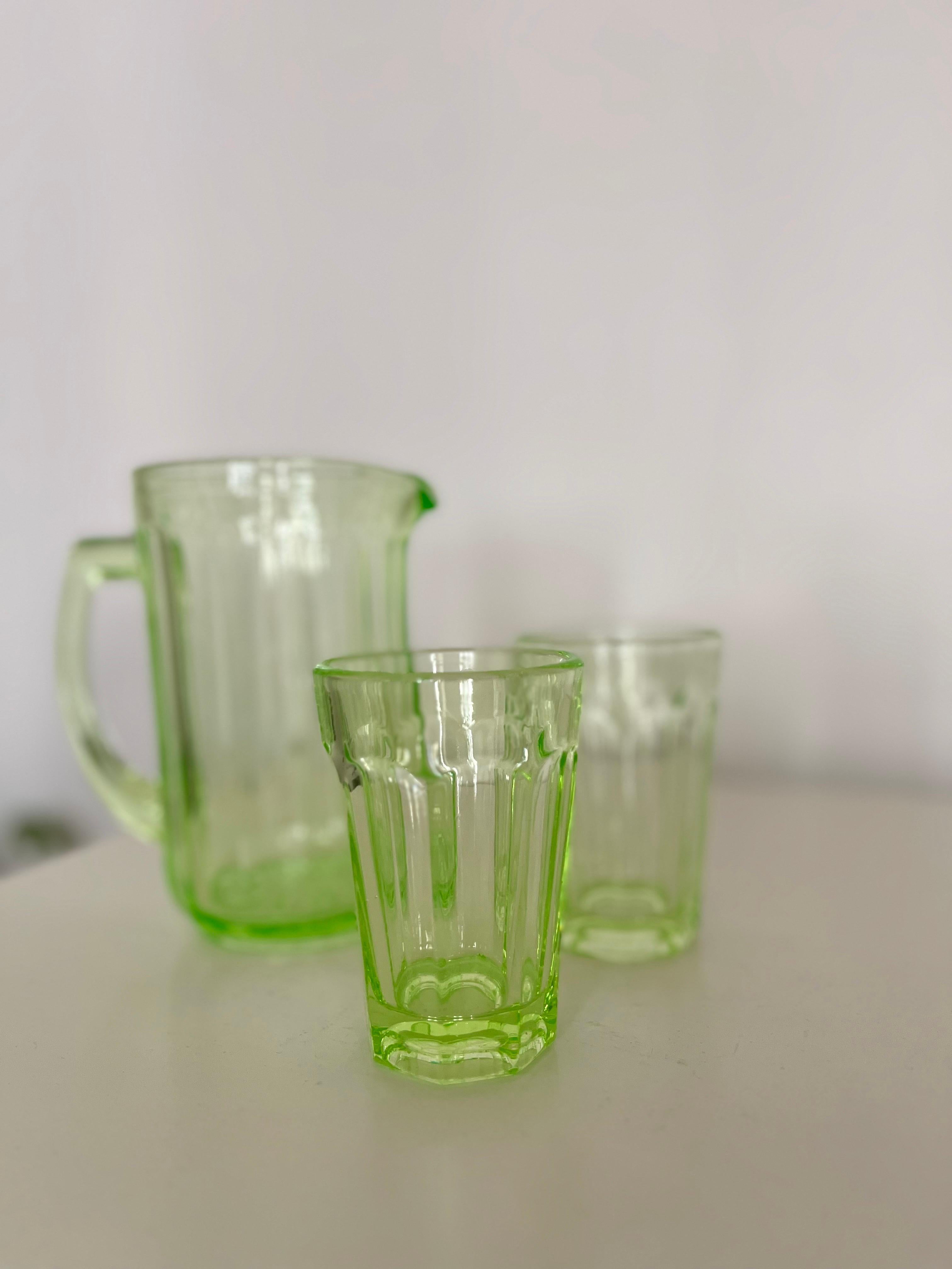 Pichet et 2 verres en verre pressé vert uranium de Fyens Glasværk, années 1950-60

Un charmant ensemble vintage de la célèbre marque danoise Fyens Glasværk, comprenant un petit pichet et deux petits verres en verre pressé. Cet ensemble est fabriqué