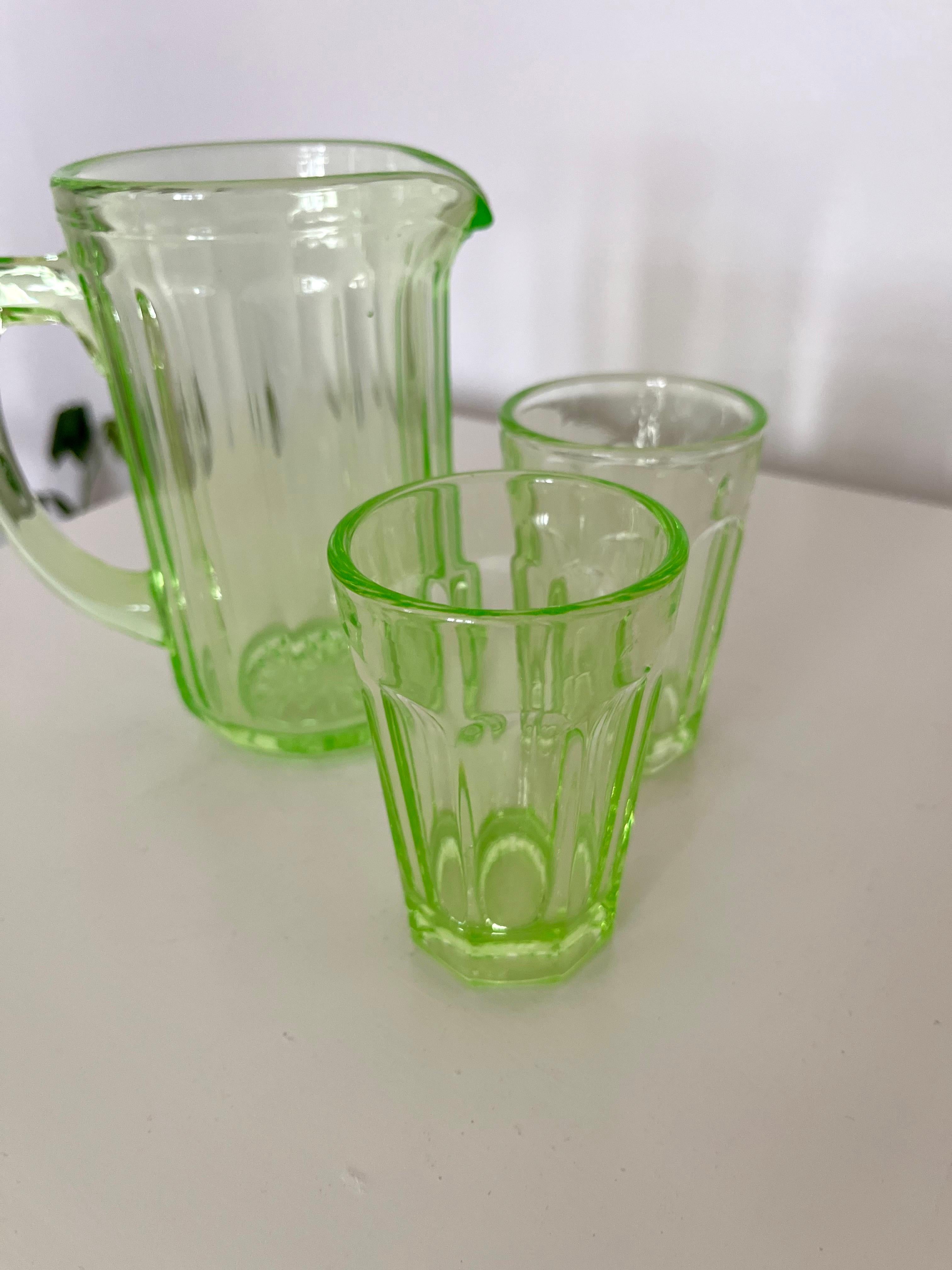 Pressé Pichet et verres vert uranium de Fyens Glasværk, Danemark, années 1950-1960 en vente