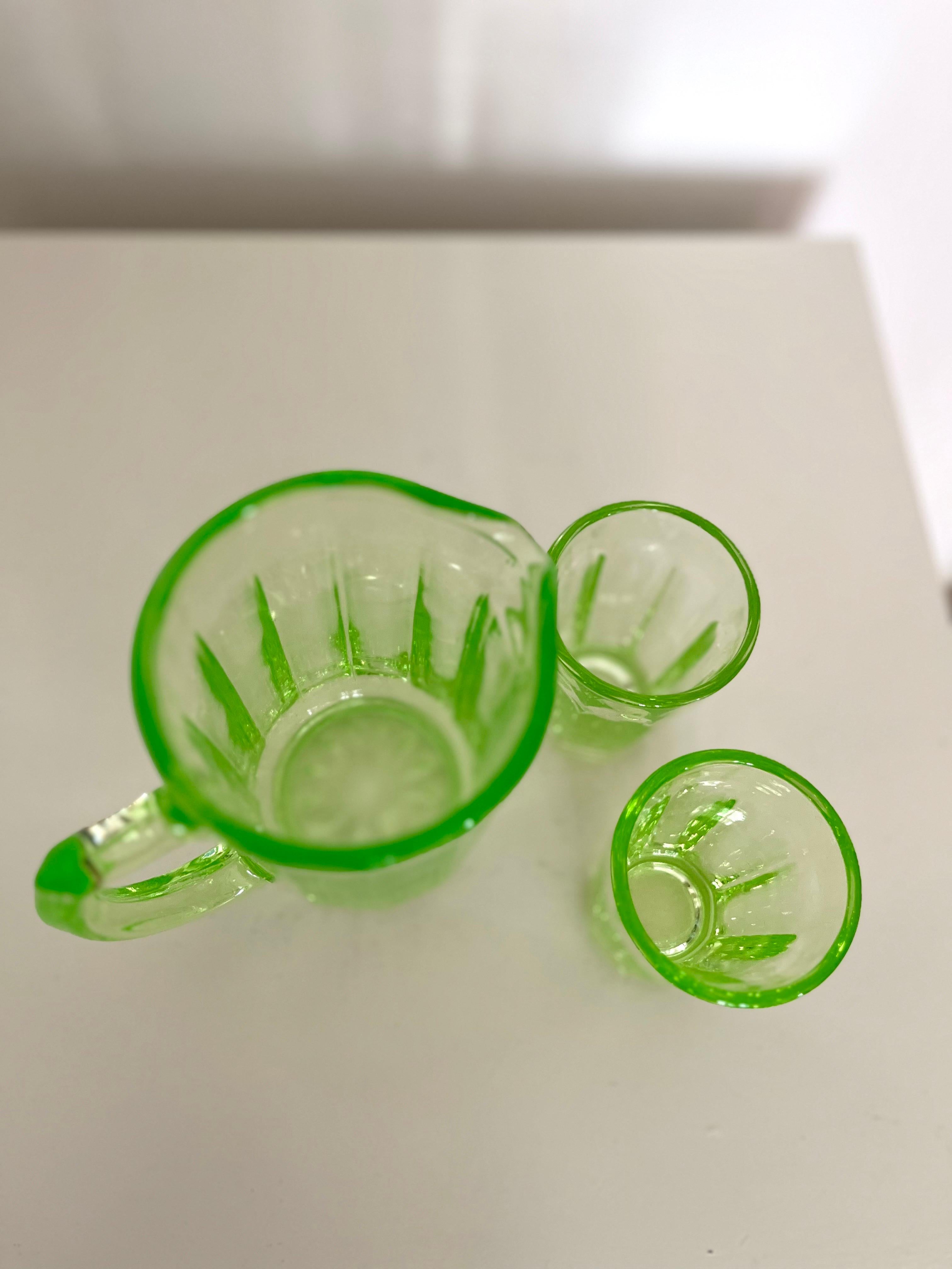 20ième siècle Pichet et verres vert uranium de Fyens Glasværk, Danemark, années 1950-1960 en vente