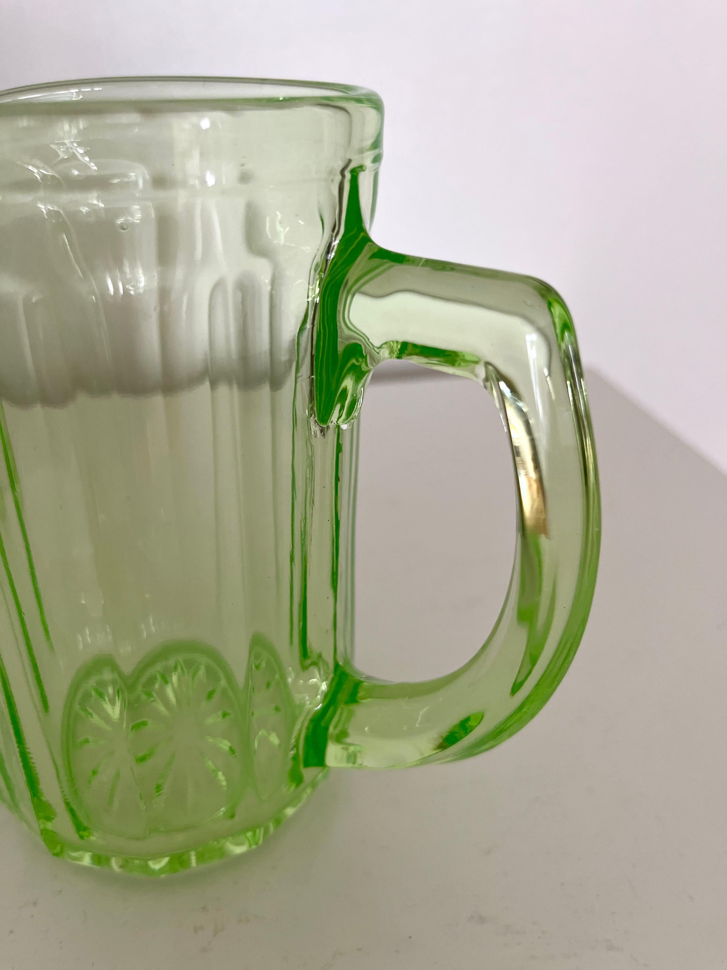 Pichet et verres vert uranium de Fyens Glasværk, Danemark, années 1950-1960 en vente 1