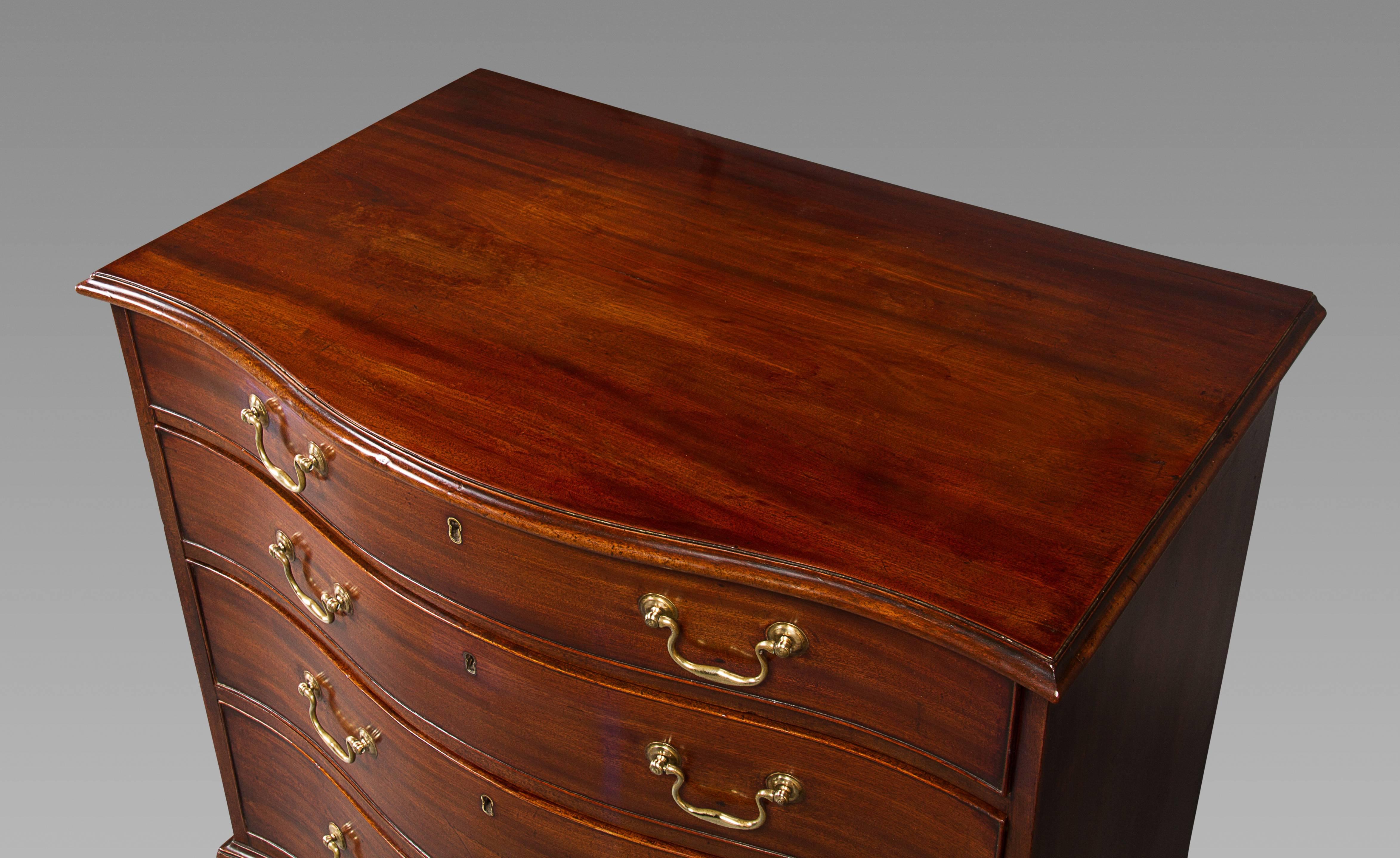With a thumb molded serpentine top above a conforming case with four cockbeaded long drawers.
This chest, although simple, is of the finest quality in both timbers and construction. The drawer facings are solid mahogany, the underside is coated in
