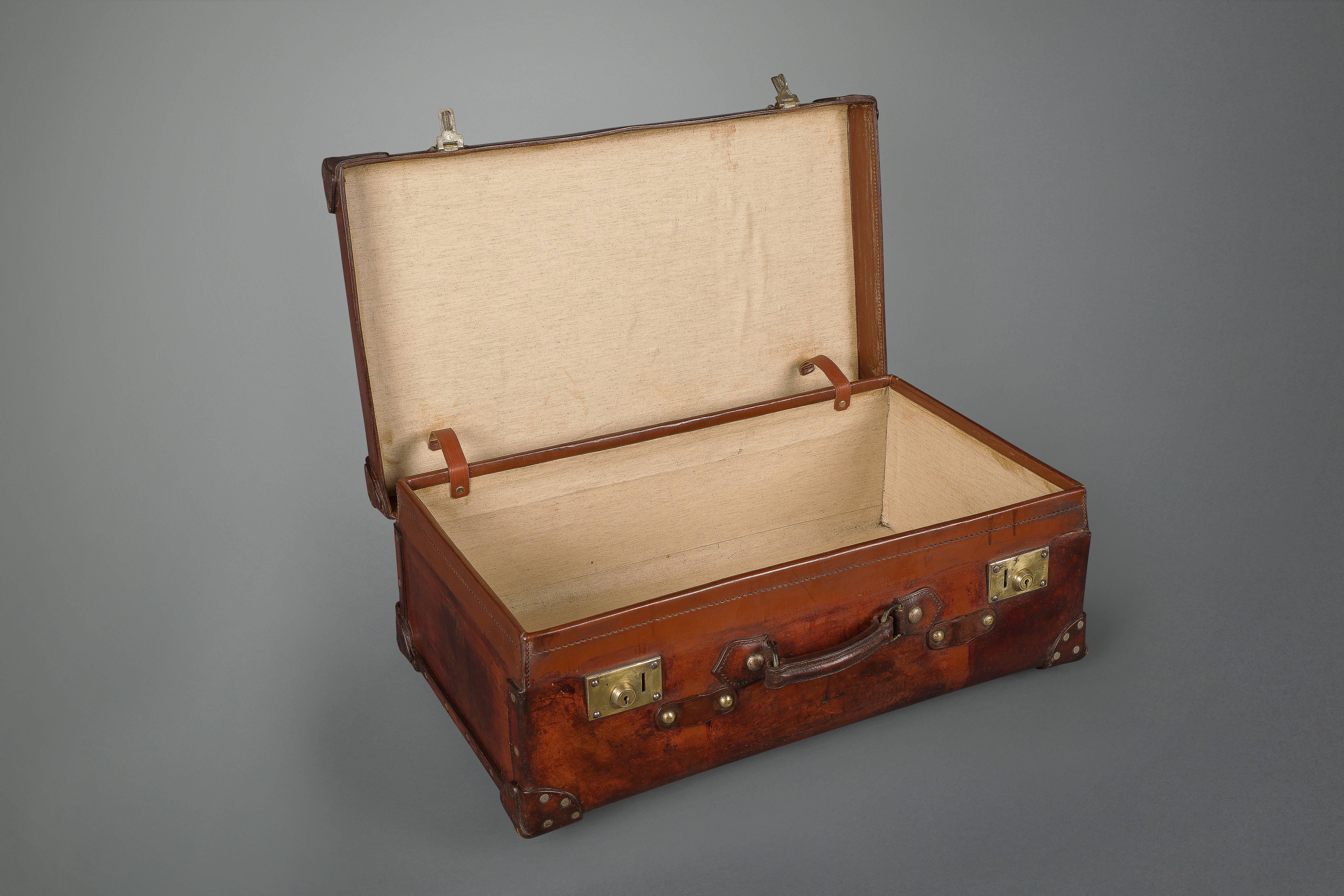 This leather case is one of the finest quality and of late 19th century manufacture.
   