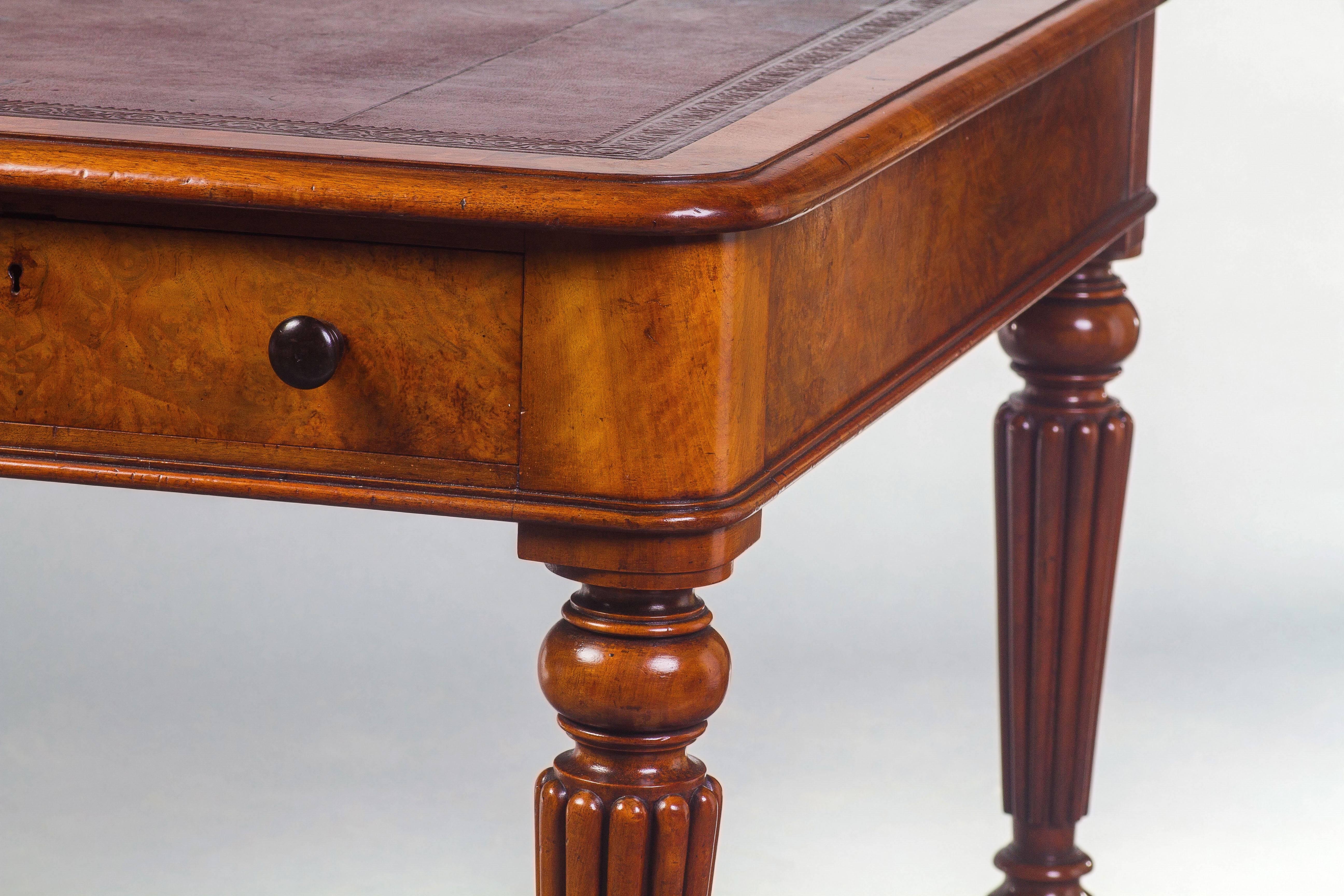 English Gillows Very Good Quality William IV Walnut Writing Table For Sale