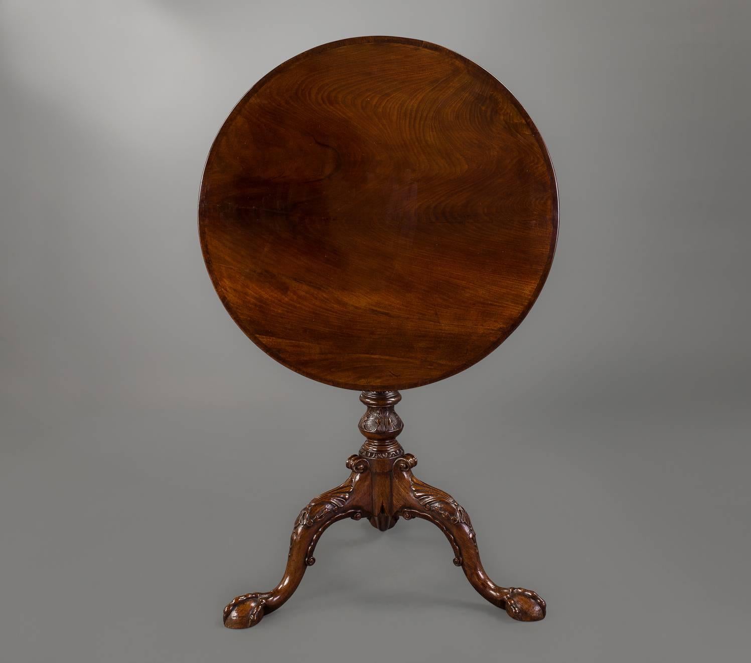 A fine Chippendale period tripod tea table this table makes the transition to the more delicate style of the third quarter of the 18th century.
This mid-18th century table has a delicate single- piece cross-banded top that is in distinct contrast
