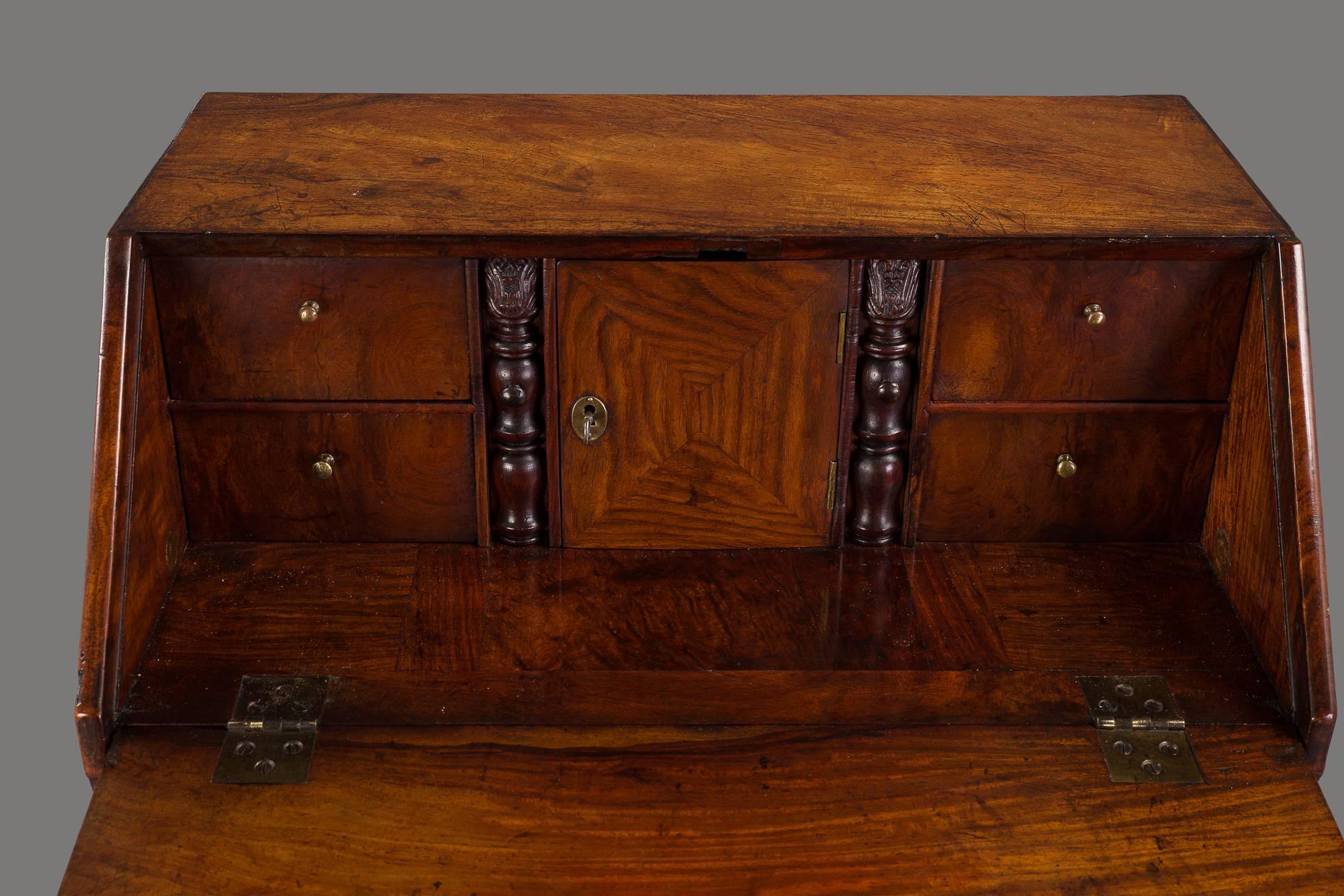 Fine Early Chinese Export Small Padouk Table Bureau In Good Condition In New York, NY