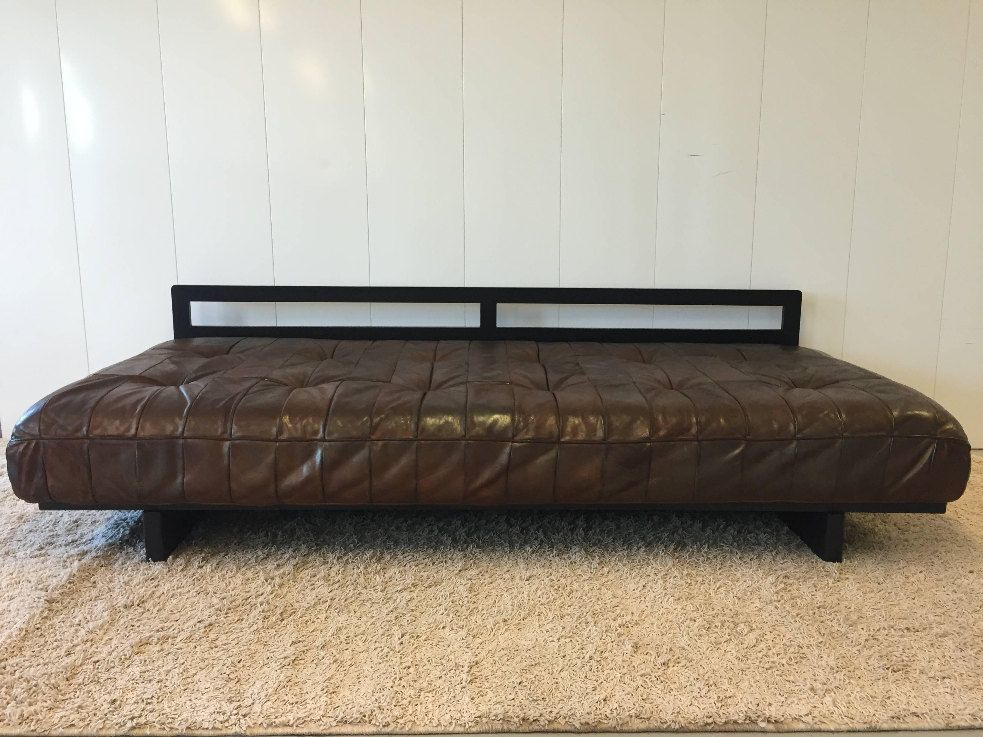 Pair of De Sede Ds-80 Daybed Leather Sofas In Excellent Condition In Westport, CT