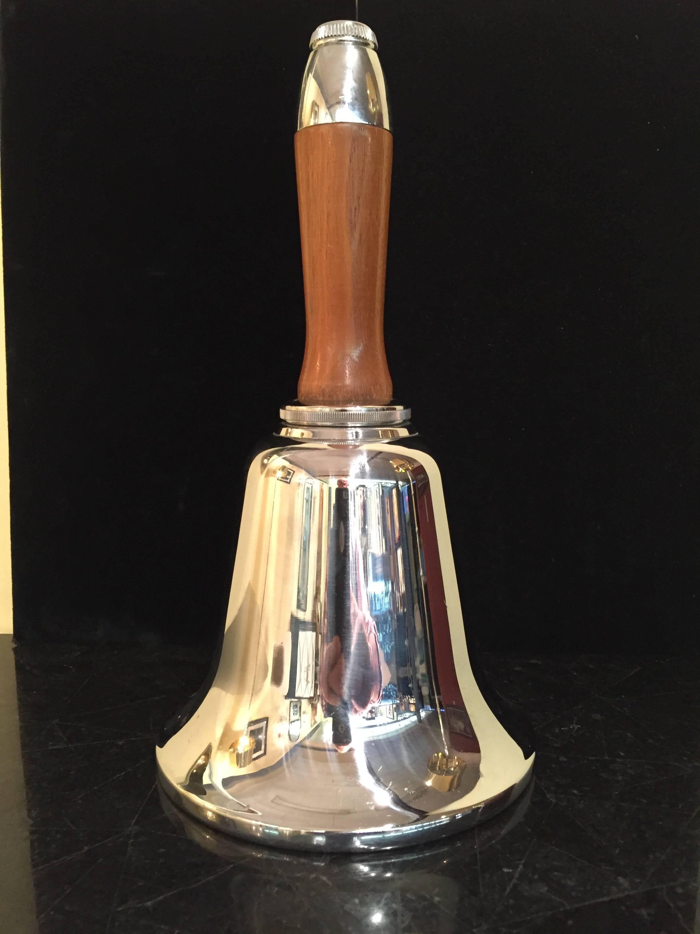 Art Deco large ringing bell martini shaker, with wood handle screw top for straining, with active metal ringing bell interior. Stamped Chrome on base.