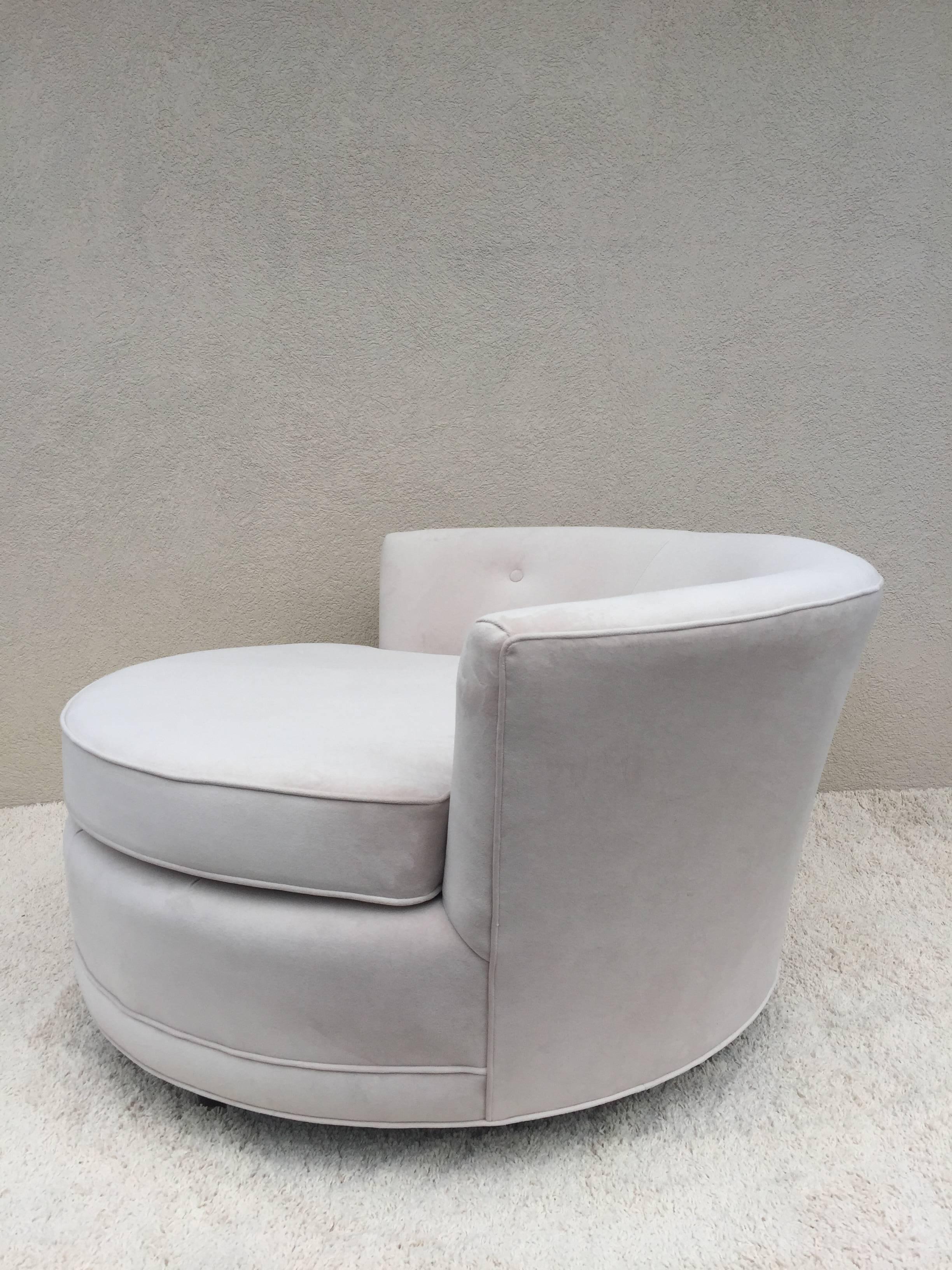 Milo Baughman Style Extra Large Circular Two-Seat Club Chair In Excellent Condition For Sale In Westport, CT