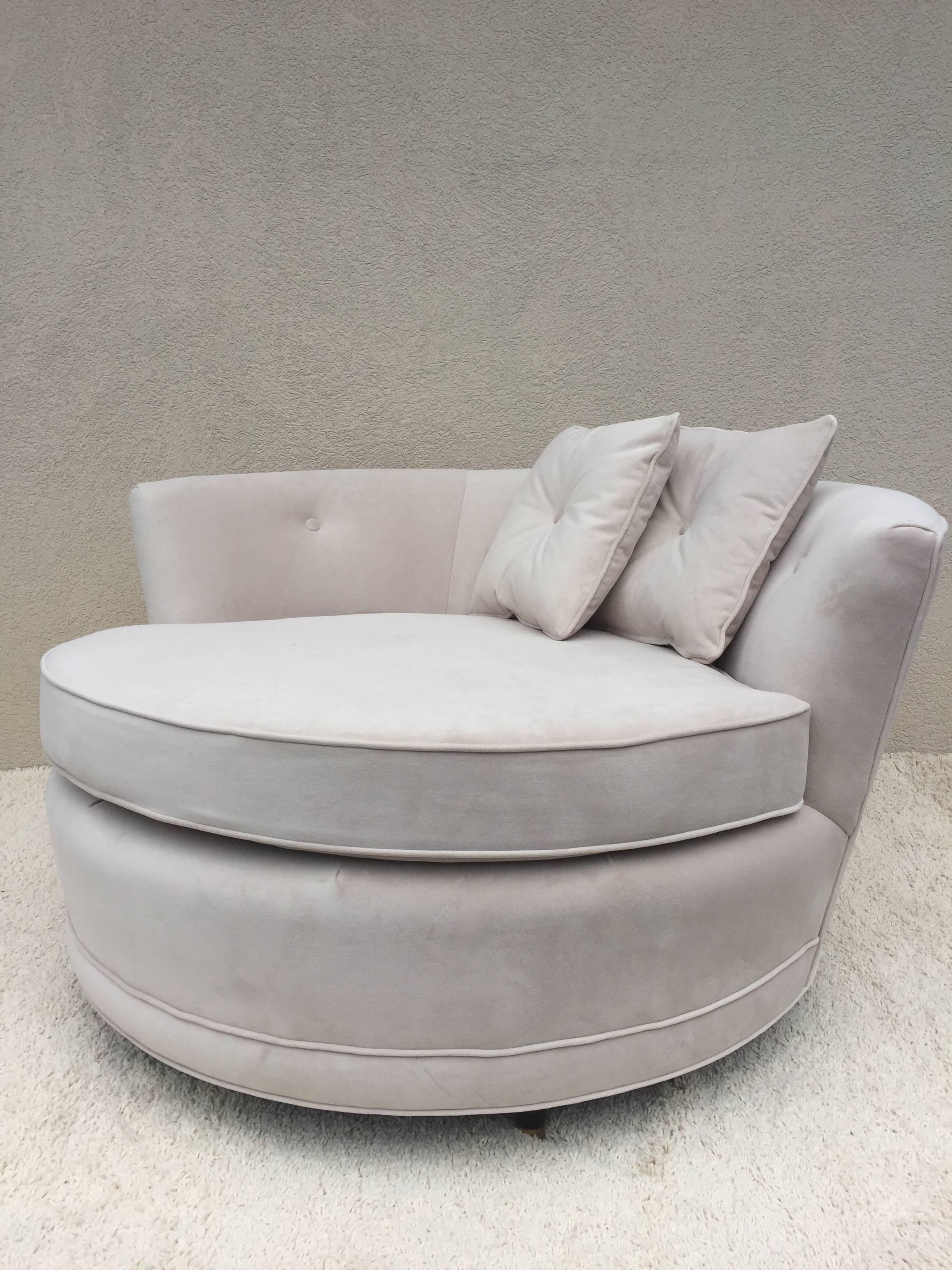 20ième siècle Fauteuil club circulaire à deux places extra-large de style Milo Baughman en vente