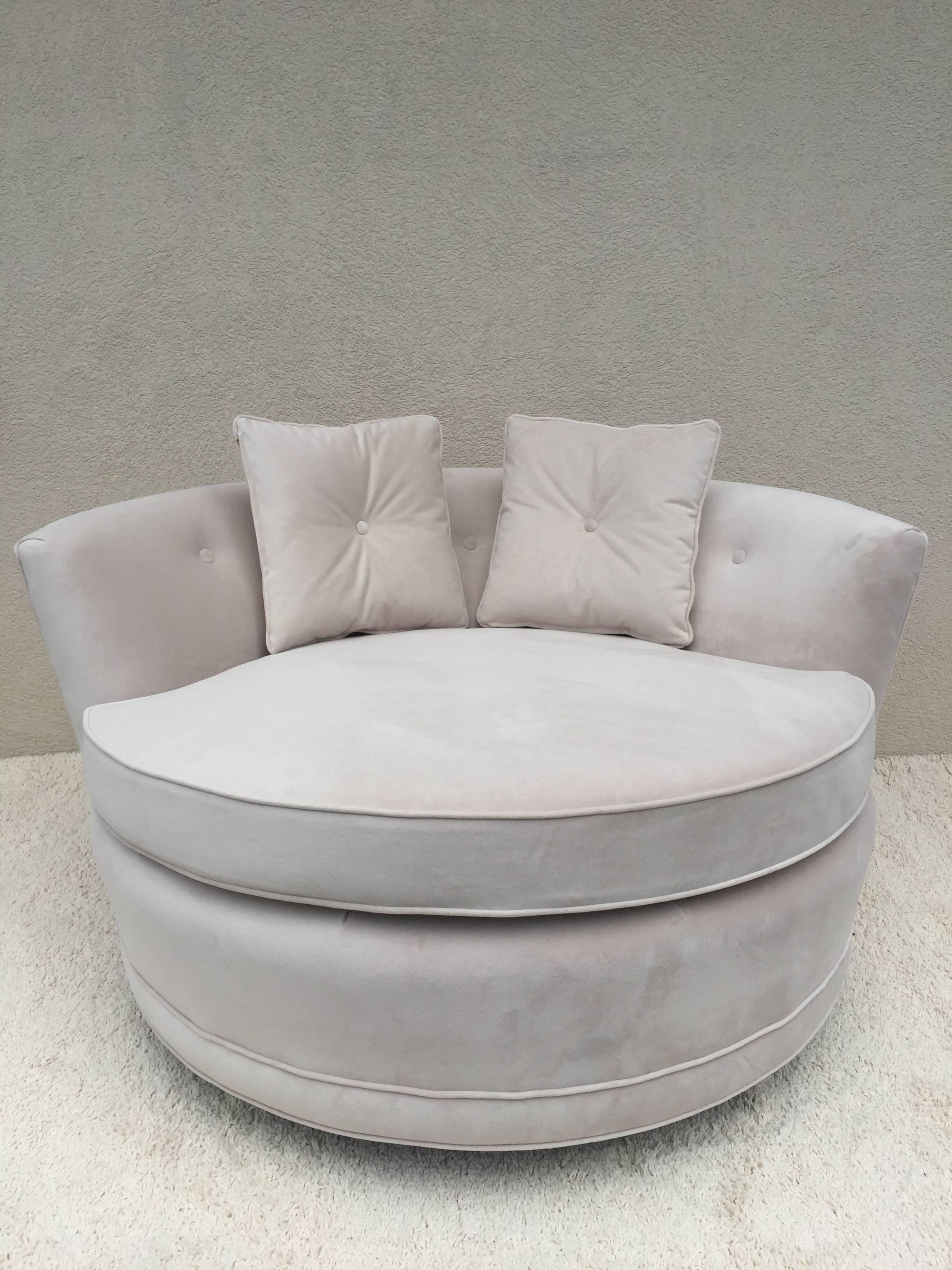 Milo Baughman Style extra large circular two-seat club cair. Covered in off-white short pile velvet/ultra suede fabric. Petite black feet with brass cap tip, with tufted button back, elegant design.

The depth of the chair is slightly less than the