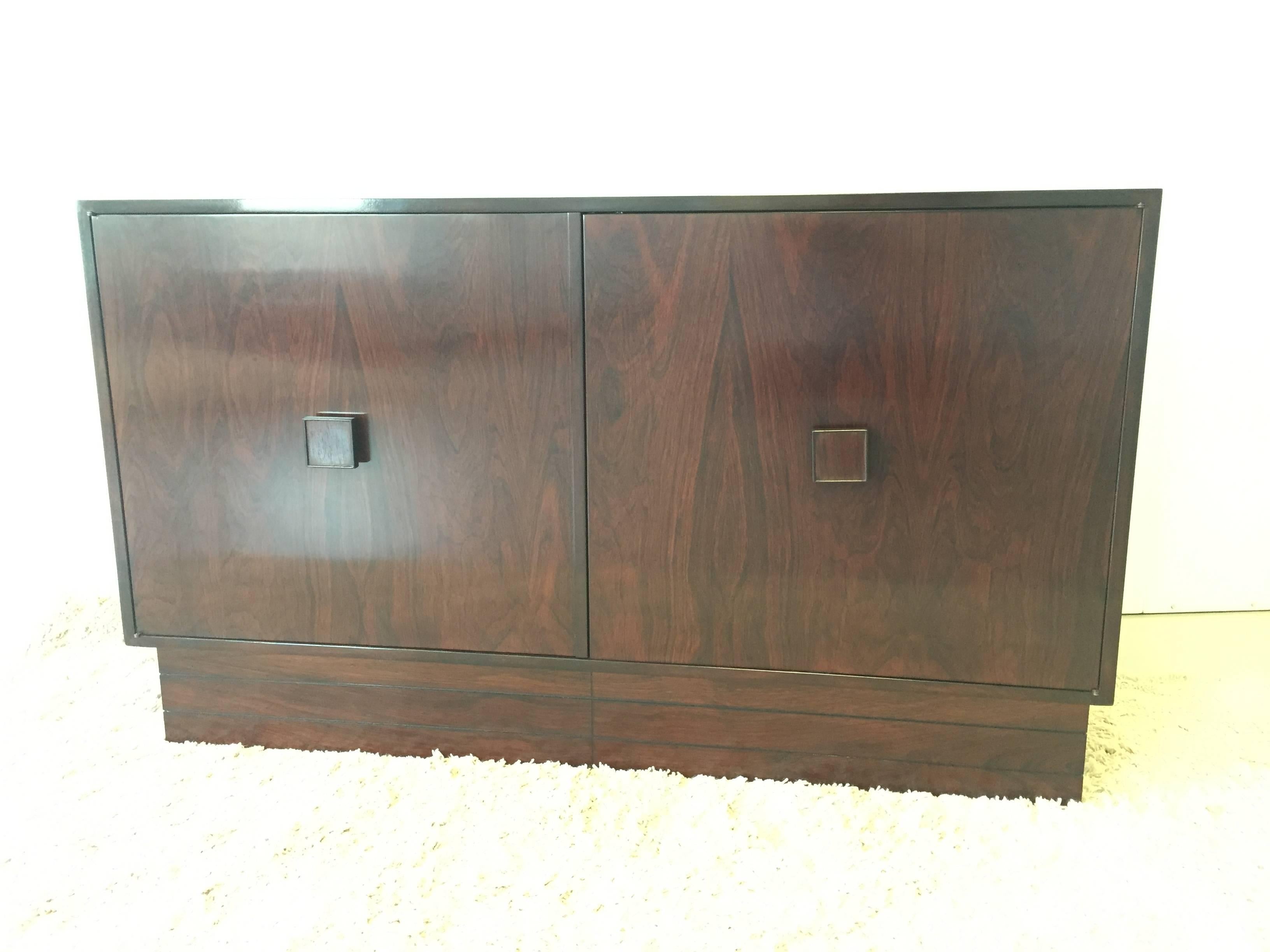 Zweitüriger Sideboard-Schrank aus Palisanderholz im Angebot 2