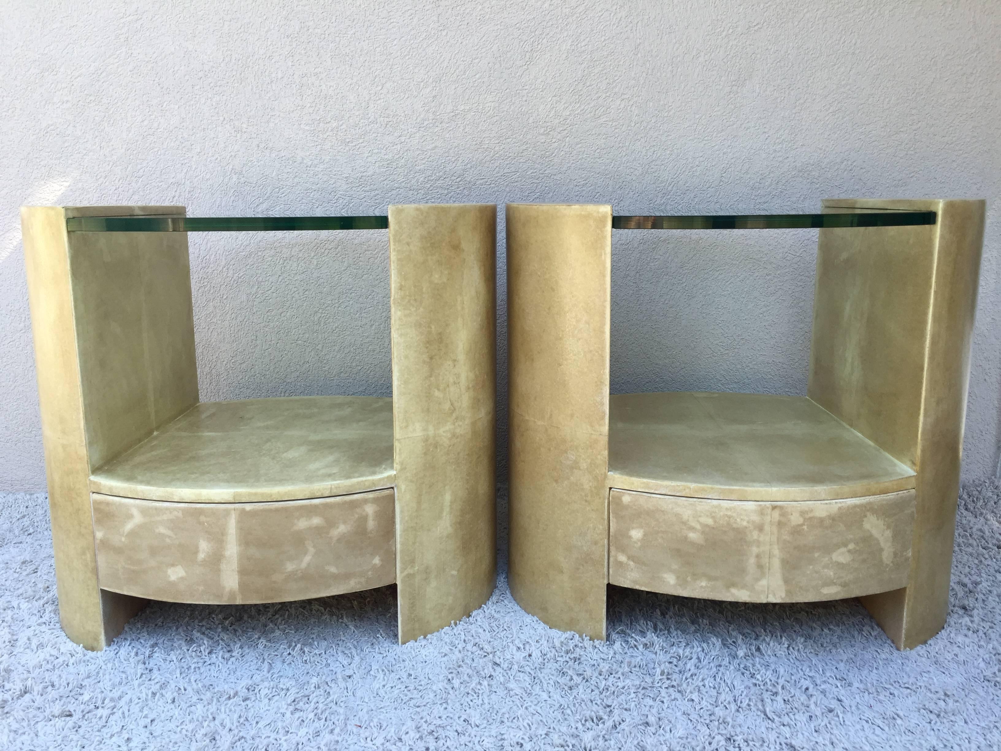 Mid-Century Modern Ron Seff paire de tables d'appoint/tables de chevet en cuir de chèvre et verre parchemin en vente