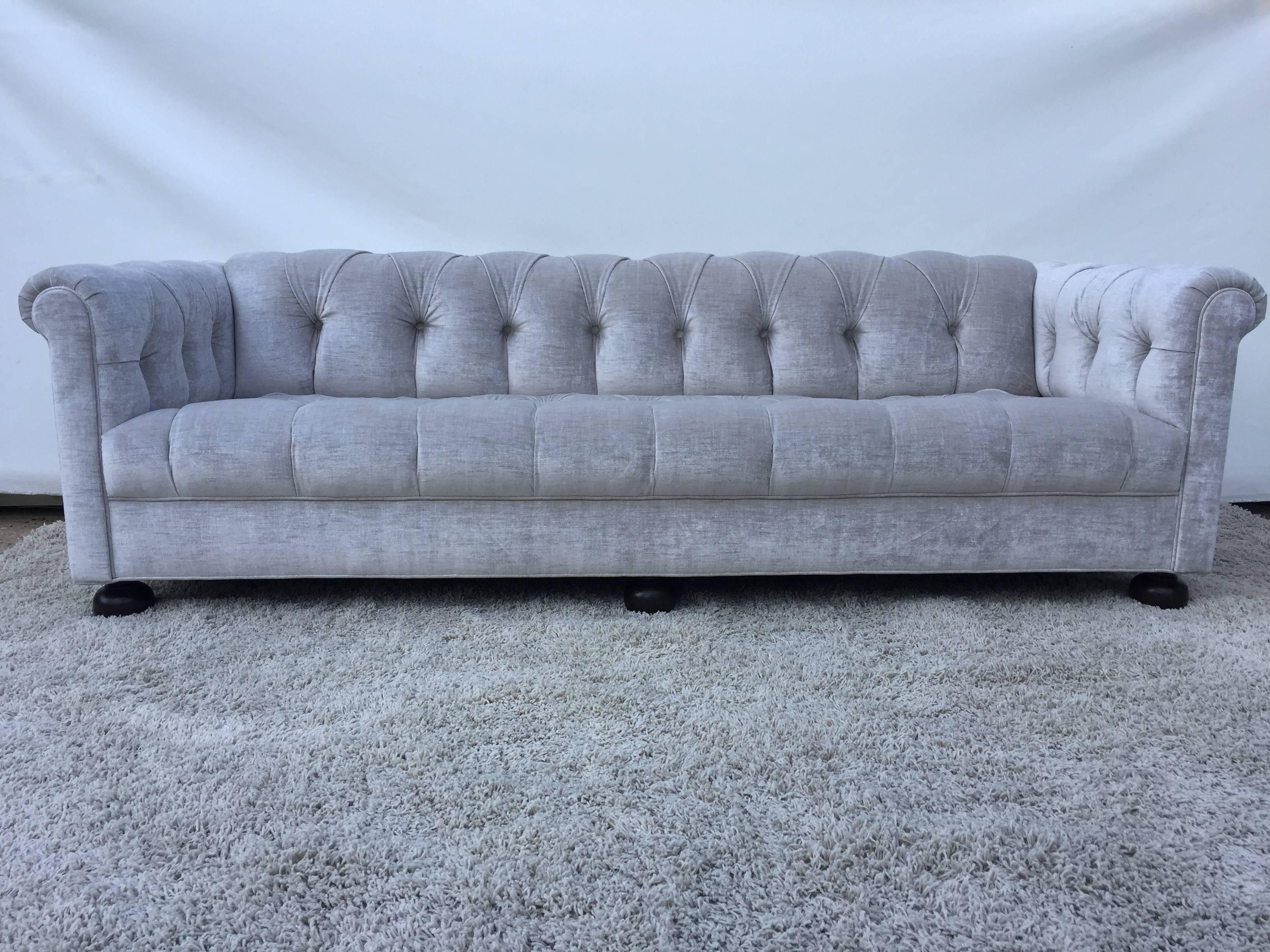 Canapé Chesterfield en velours Toupe/gris, circa 1970, avec de grands pieds ballons, construction lourde faite sur mesure par 