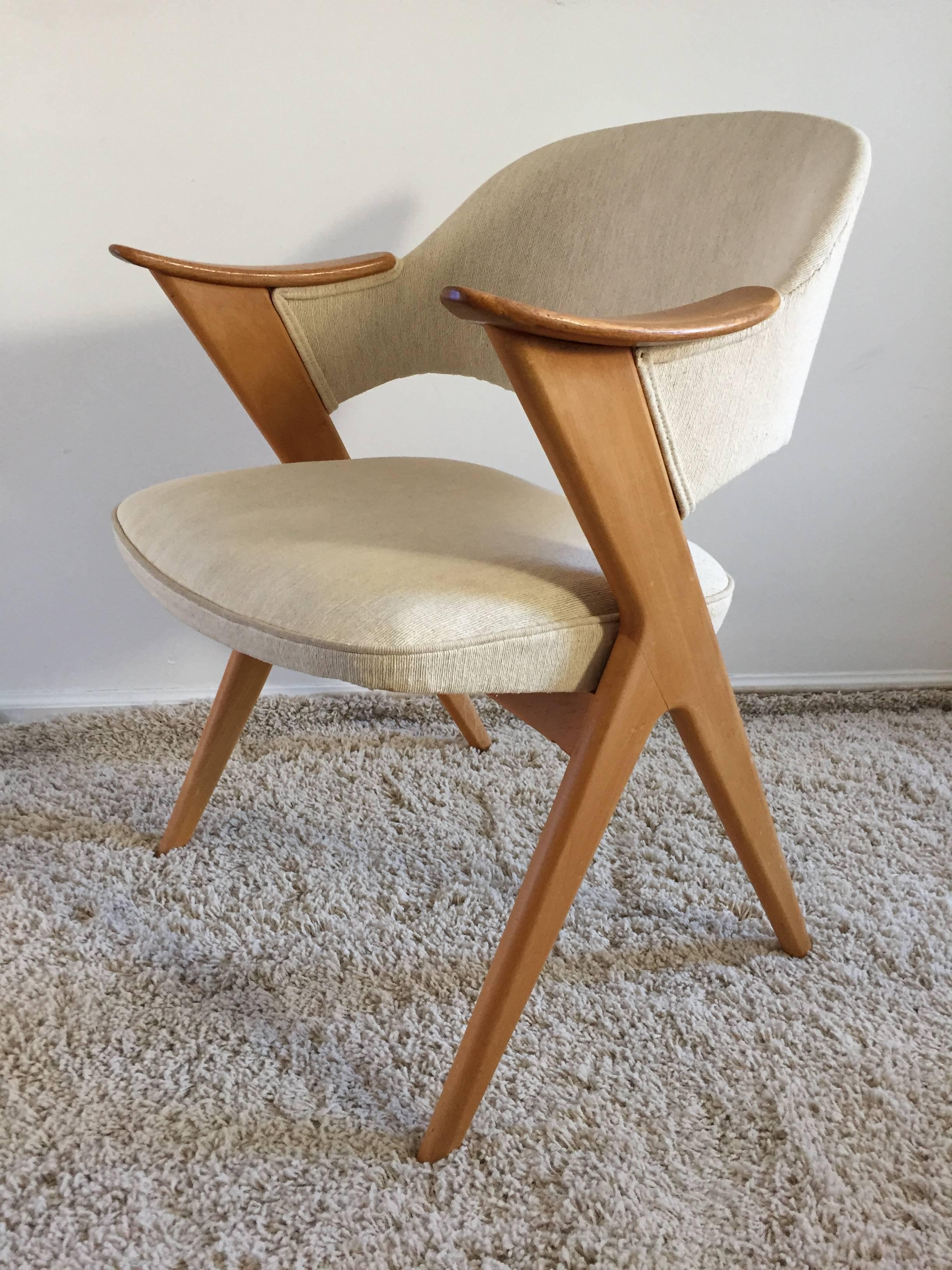 Pair Svante Skogh Scandinavian oak scissor chairs, in original ribber off-white fabric and wood finish, wonderful lines and curved arms and back for comfort, great office chair.