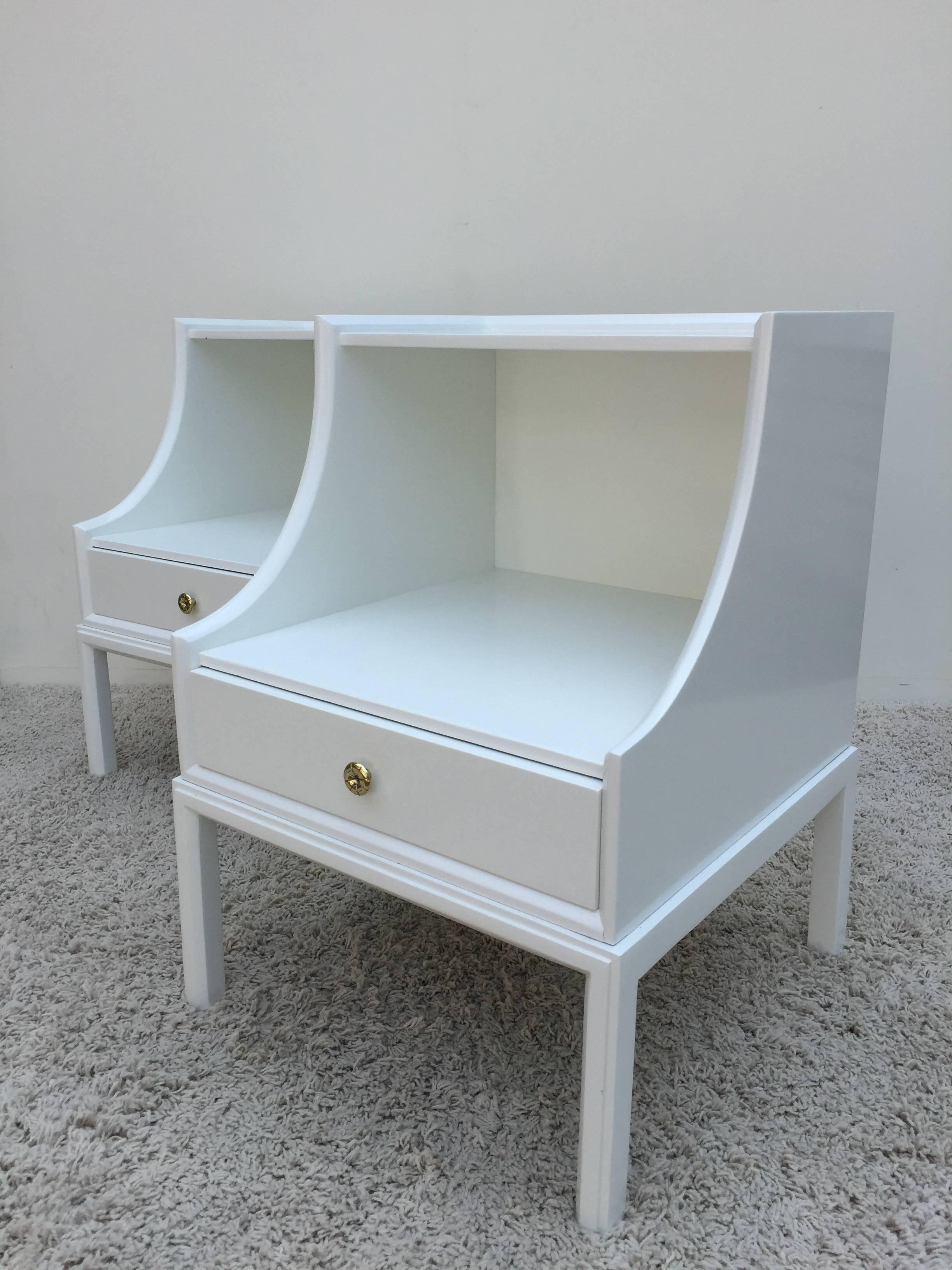 Pair of Tommi Parzinger White Lacquered Elegant Two-Tier End Tables/Nightstands In Excellent Condition For Sale In Westport, CT