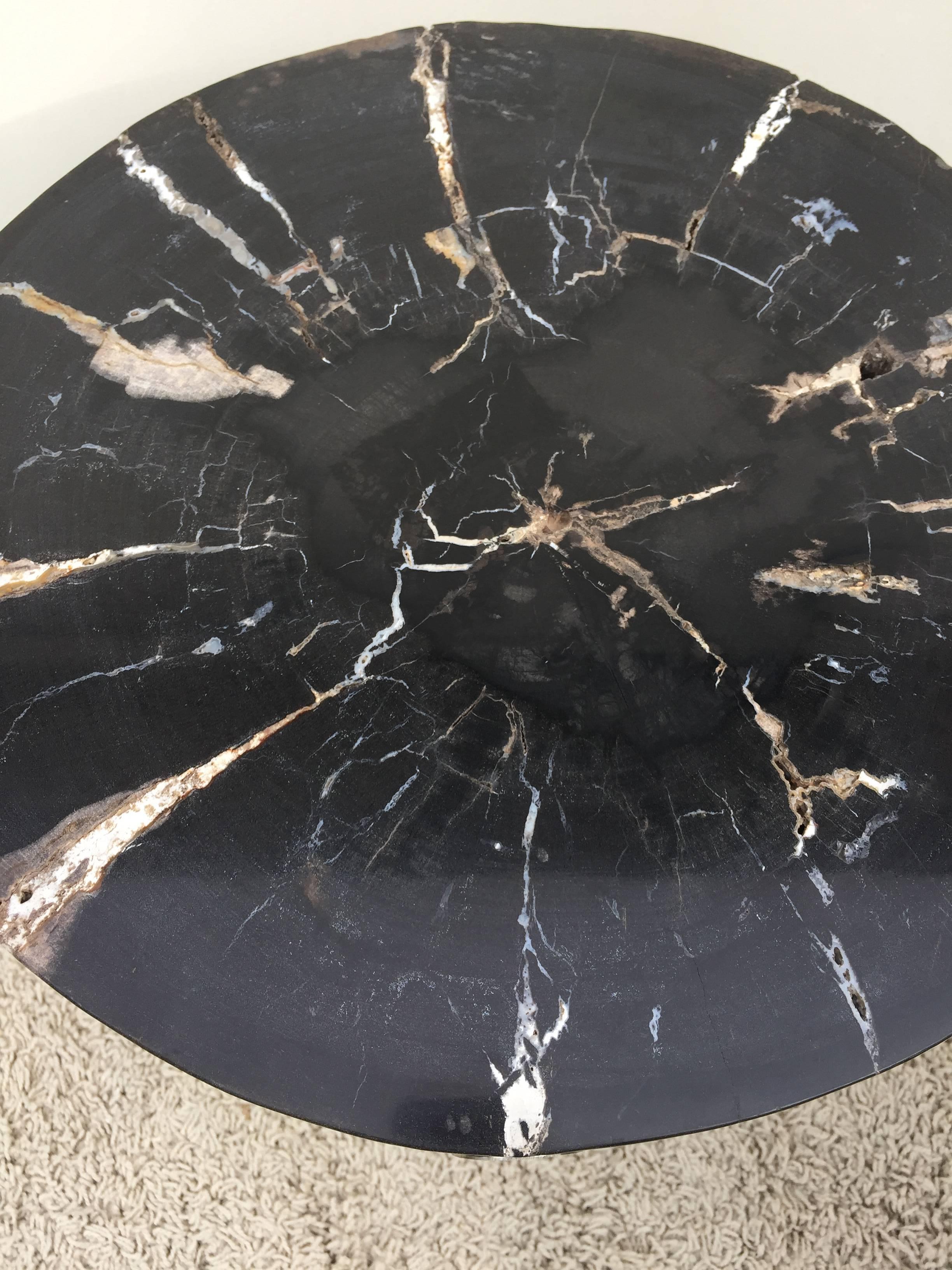Pareja de Mesitas Auxiliares de Madera Petrificada Cromadas a Mano con Tapa de Veta Negra y Crema en venta 1