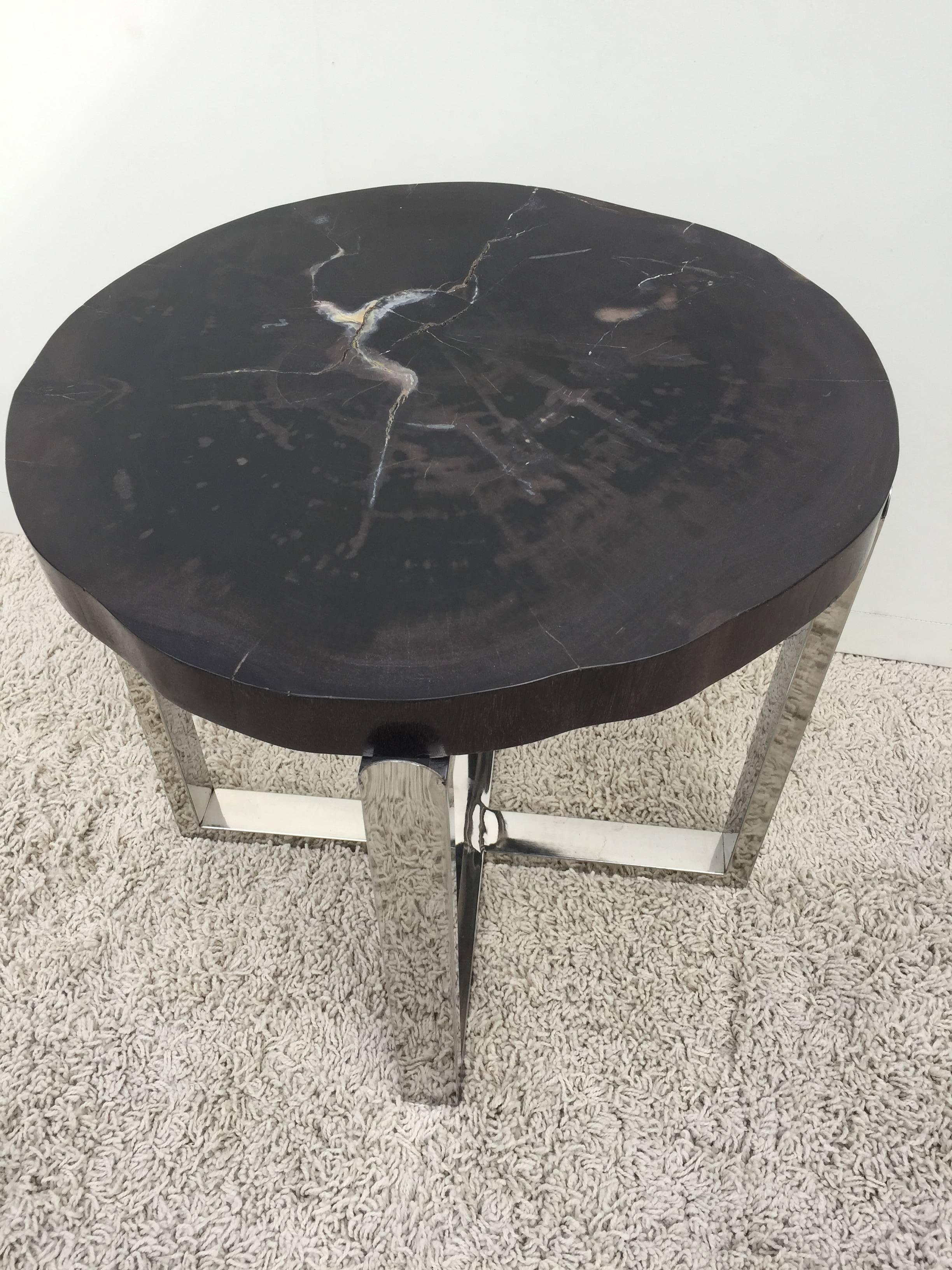 Pareja de Mesitas Auxiliares de Madera Petrificada Cromadas a Mano con Tapa de Veta Negra y Crema Cromo en venta