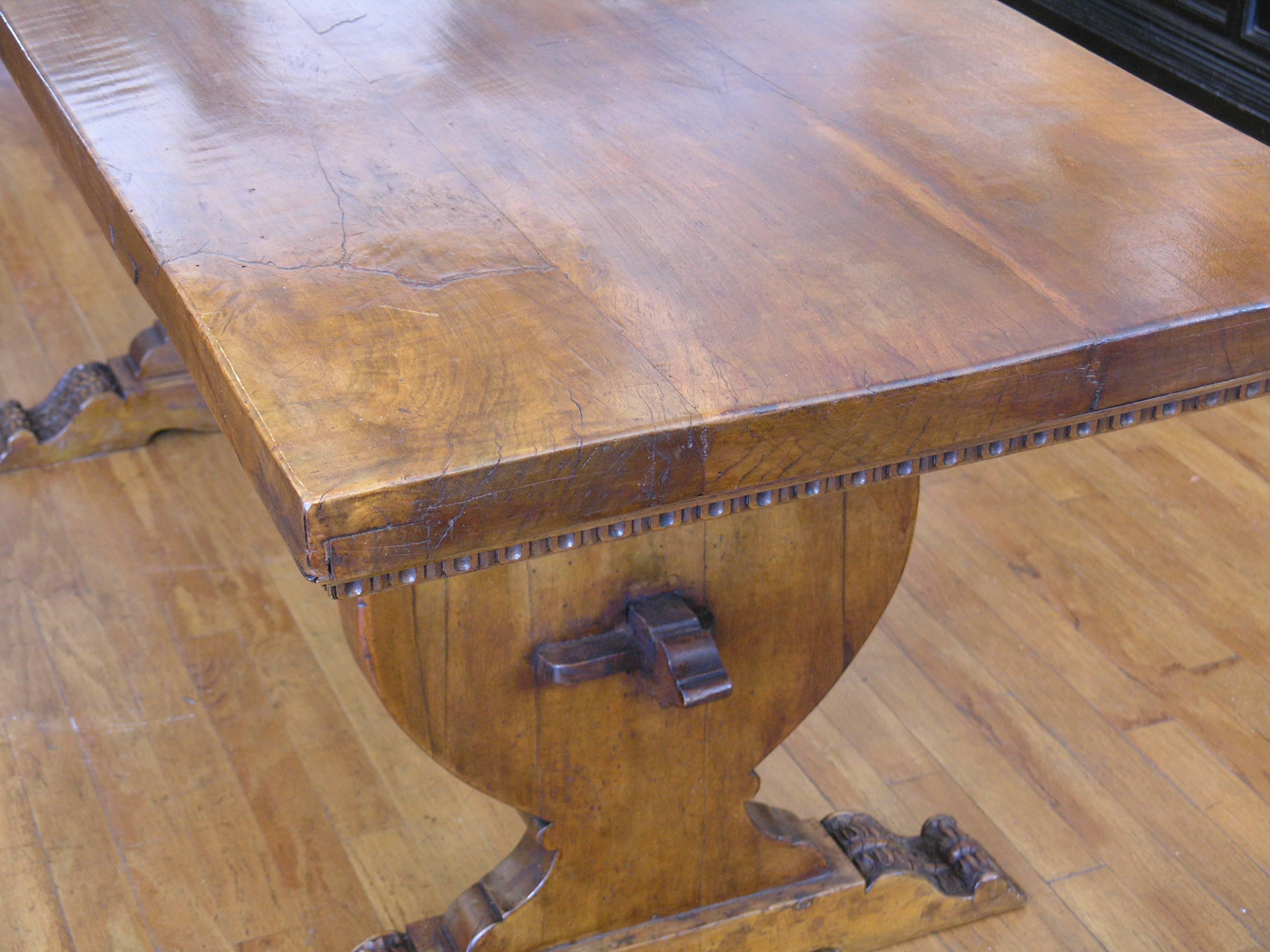  Tuscan Walnut Table 18th C. In Excellent Condition For Sale In Los Angeles, CA